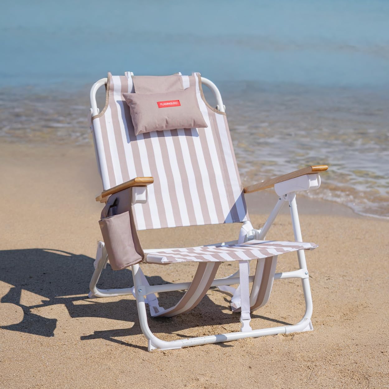 Flamingueo Chaise de Plage Pliante - 5 Positions d’Inclinaison - Poche Isotherme - Poche pour Mobile - Poignées Sac à Dos - Oreiller Ergonomique - Aluminium et Polyester - Beige
