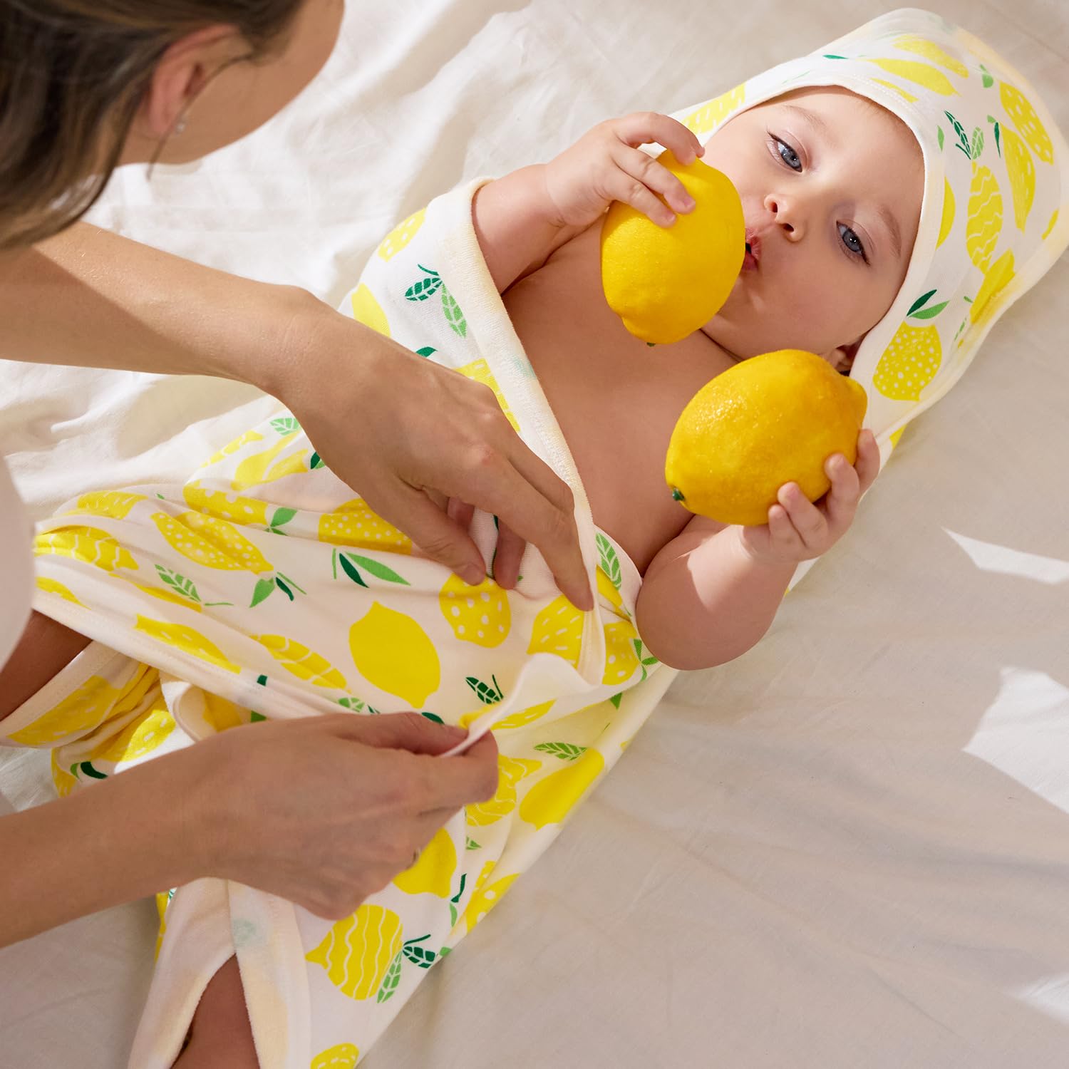 babee Reshinee Paquete de 2 toallas con capucha para bebé, toallas de baño de viscosa de bambú suaves para recién nacidos, regalos de baby shower, esenciales de baño para niñas pequeñas (limón, 29 x