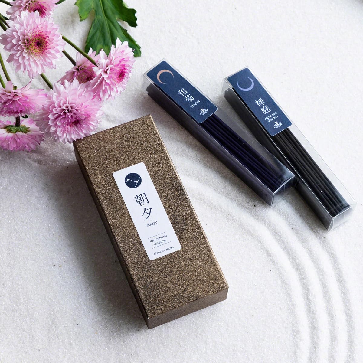 Asayu Japan Set Regalo Bastoncini a Basso Fumo e Portaincenso in Ceramica con Supporto in Ottone - Bastoncini di Incenso (Giardino Zen + Crisantemo Wagiku) + Portaincenso Tradizionale Zen Gift Set