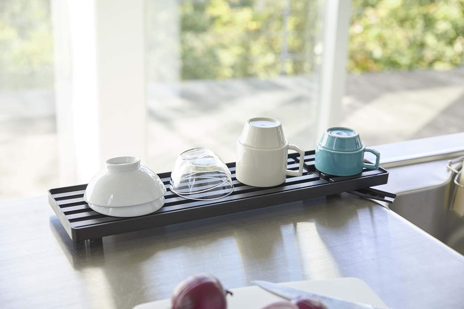 YAMAZAKI 5069 Slim Two-Way Draining Wire Basket showing cups and bowls drying on the drainage tray.