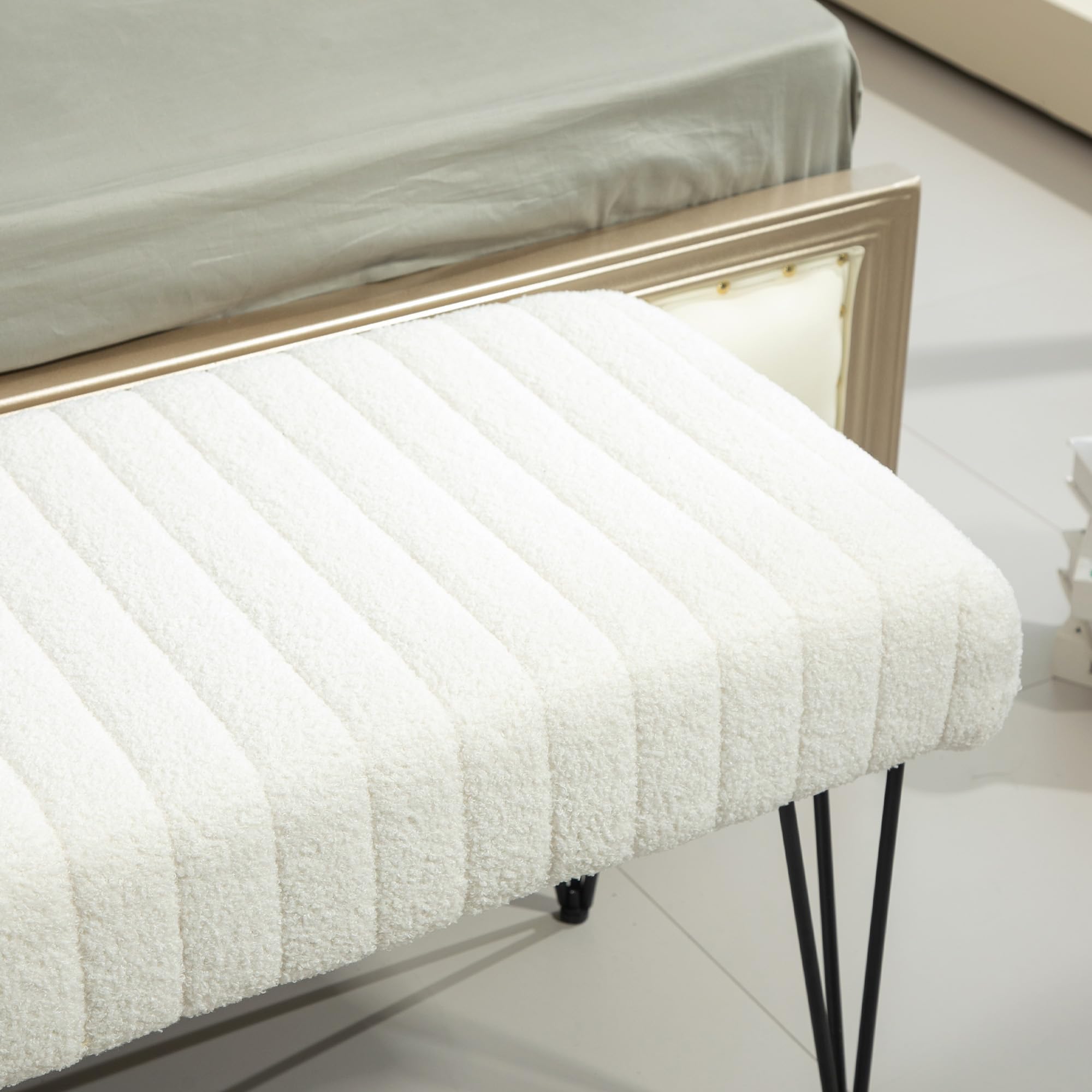 HOMCOM Banc Bout de lit Banquette en Tissu Bouclette Blanc avec Pieds épingle en métal Noir 118,5l x 46P x 49,5H cm crème