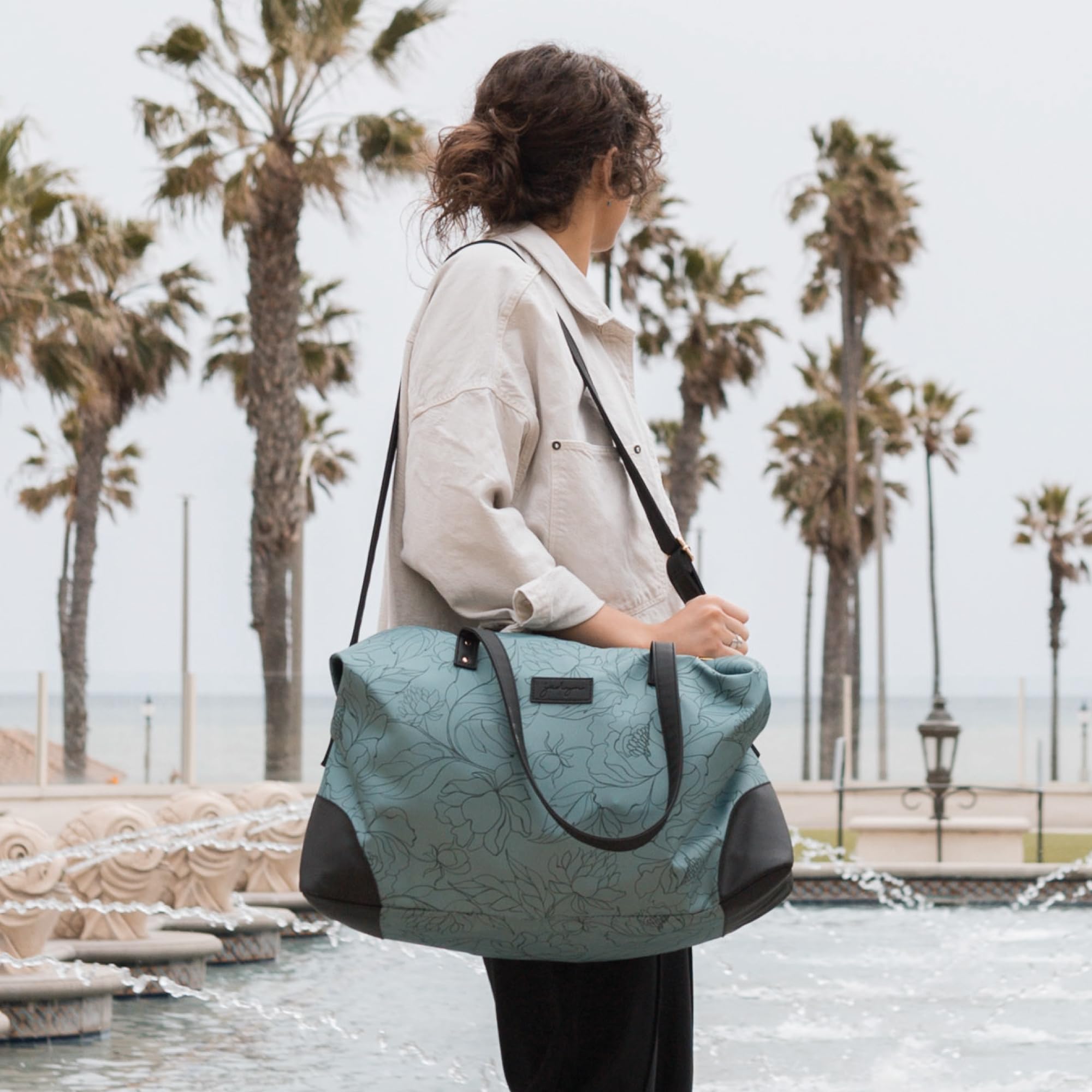 Jadyn B Luna Duffel torba podróżna lub sportowa, 54 cm - 37 l, w zestawie kosmetyczka na zamek błyskawiczny, Flora szałwii, Miękka torba sportowa z wegańskimi skórzanymi akcentami