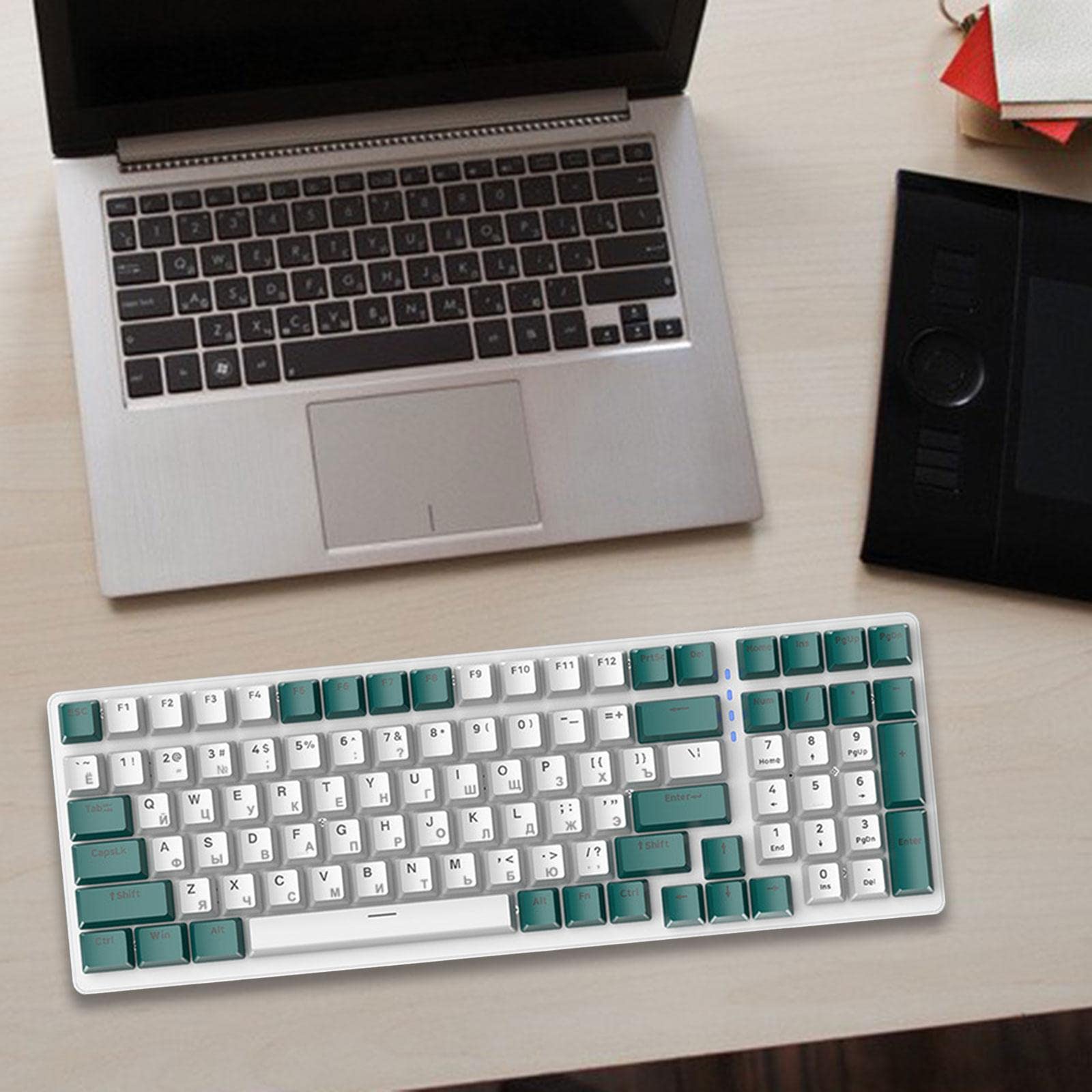 Tastiera meccanica premium con illuminazione RGB per gli appassionati di giochi su PC, stile C