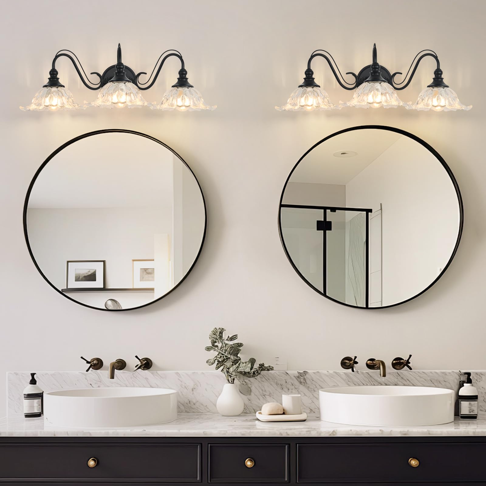 Vintage-Badezimmerleuchte, 3-flammig, antikes mattschwarzes Finish mit klaren blumenförmigen Glasschirmen, E26-Sockel, 64 cm (25,2 Zoll) Waschtischleuchte, Badezimmer-Beleuchtung über