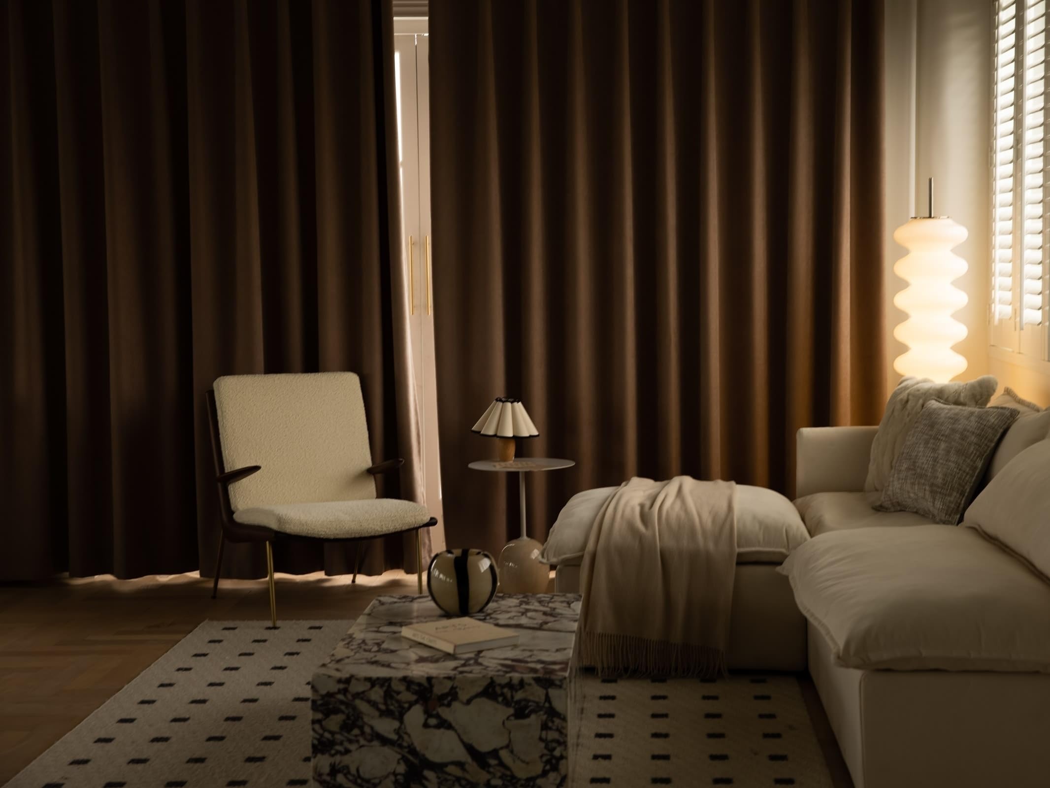 Gardiene Verdunkelnd 214 cm Lang, Vorhänge Braun Wohnzimmer Chenille mit Ösen Fenster Vorhang Einfarbig Jacquard Moderne 2 Stück Ösenvorhang für Schlafzimmer, 214x107 cm(Höhe x Breite)