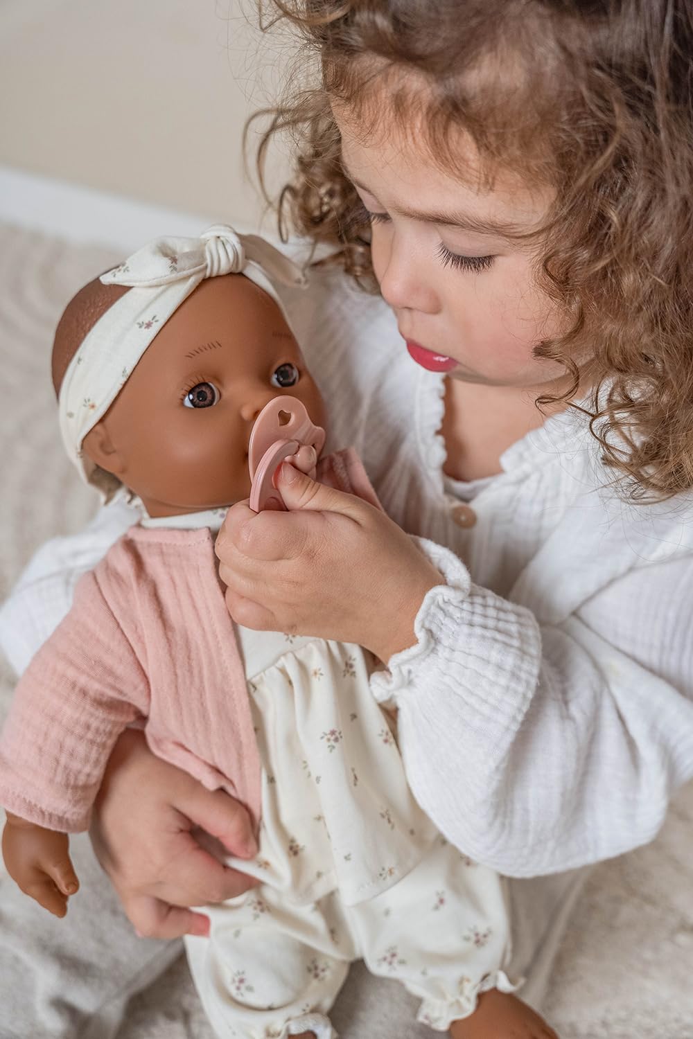 Little Dutch Babypuppe Puppe Noa 7-teiliges-Set (Puppenkleidung, Schnuller und Trinkflasche) braune Augen und Weichkörper - 36 cm - ab 18 Monaten