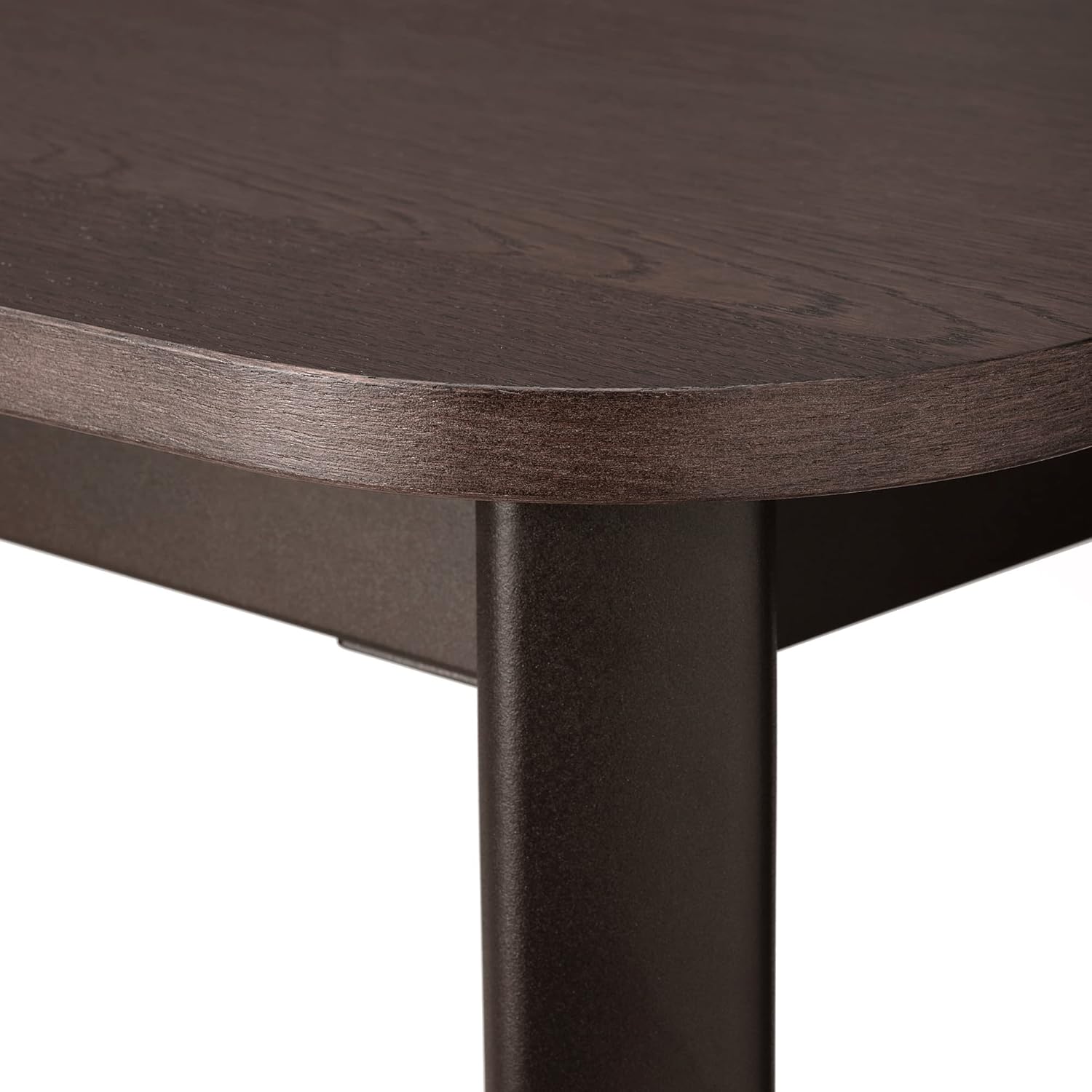 Detailní záběr view of the dark brown hardwood veneer tabletop and powder-coated steel leg of the Ikea STRANDTORP table.