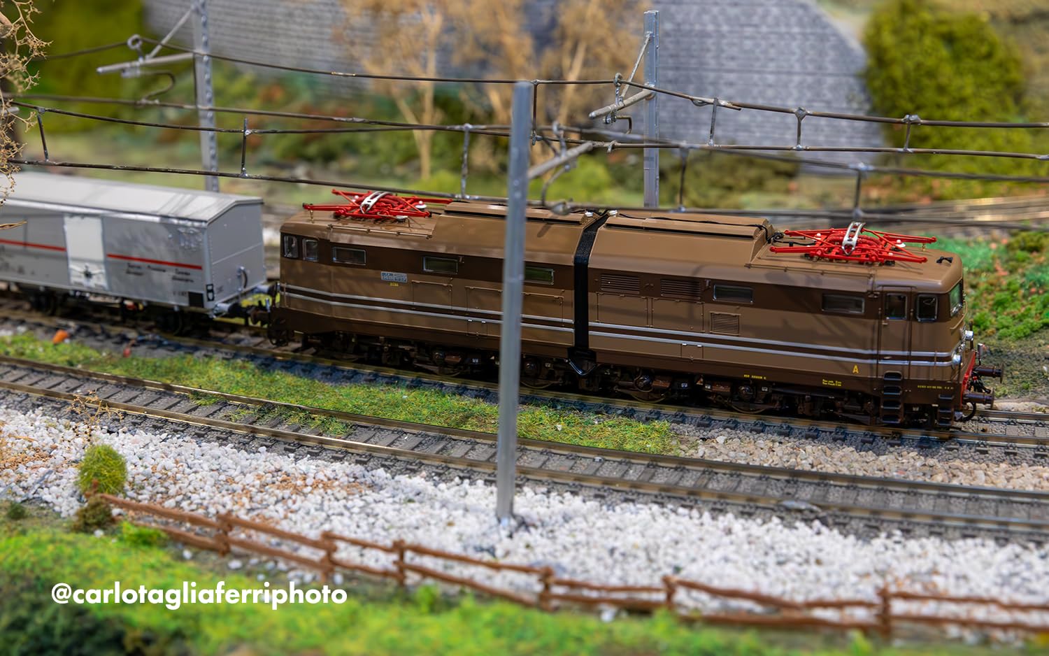 Rivarossi HR2979 FS, E.645 2a serie, strisce in alluminio, carrelli marroni, gradini larghi, ep. IV Locomotiva - Elettrica