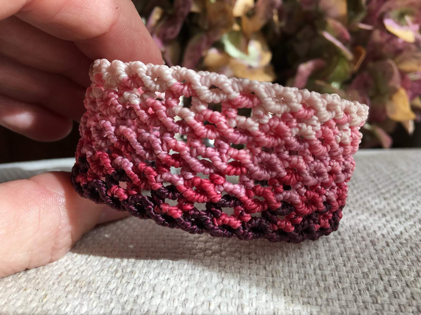 Pulsera macramé rosa ochos hecha a mano con hilo encerado de calidad en 5 tonos Mide aproximadamente 17 cm. de largo y 3 cm. de ancho. Cierre y adorno colgante