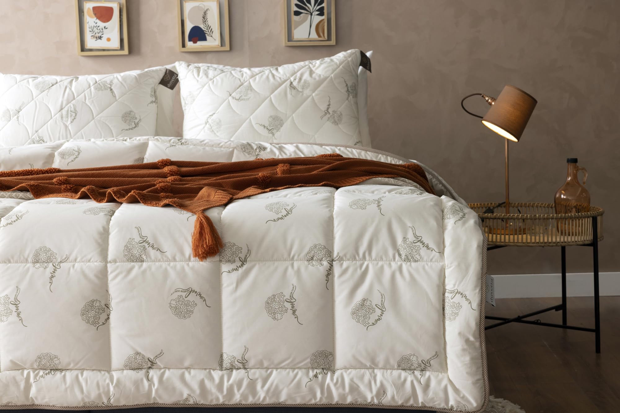 CUDDLE DREAMS Wool Comforter Duvet Insert, 100% Australian Wool Filling with Soft Noiseless Cotton Shell, Natural Warmth (Lightweight for Summer, Queen CUDDLE DREAMS Wool Comforter Duvet Insert, 100% Australian Wool Filling with Soft Noiseless Cotton Shell, Natural Warmth (Lightweight for Summer, Queen