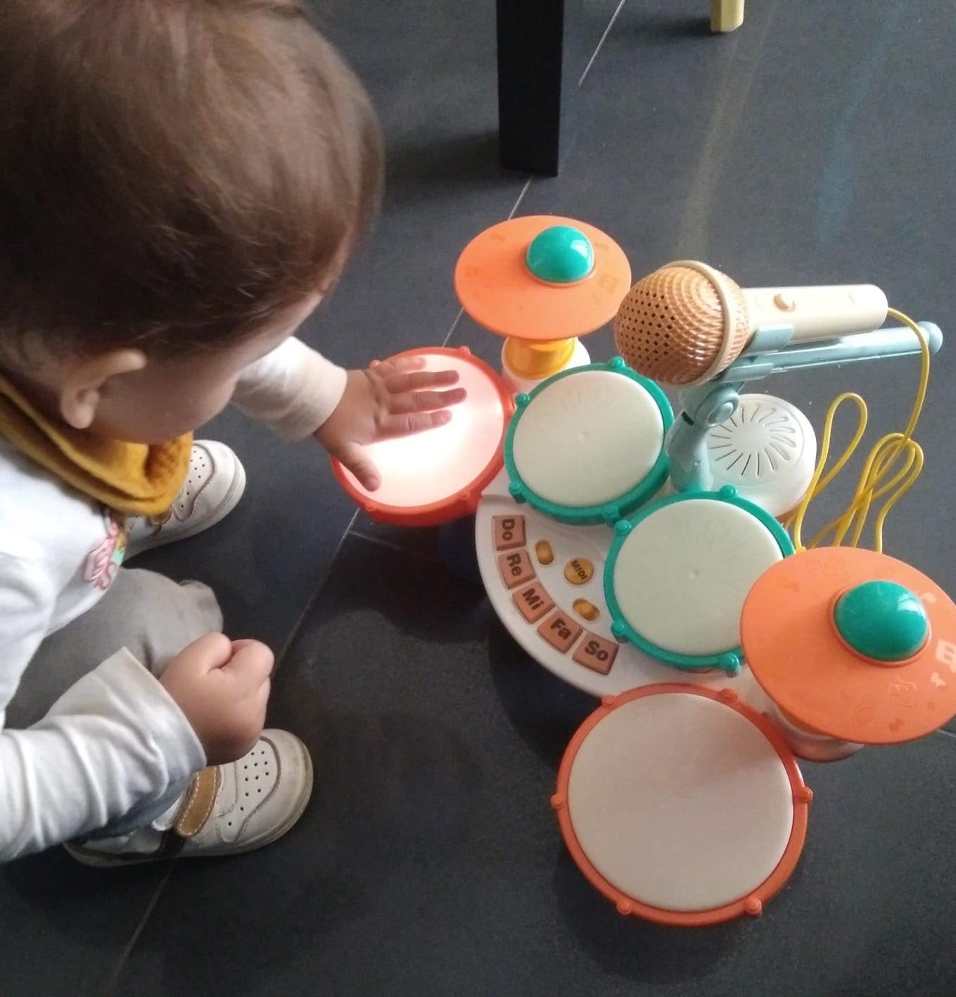 Batteria Musicale 6-in-1 Per Bambini 1-3 Anni – Tamburi, Piatti, Microfono Regolabile, 3 Modalità, Volume Regolabile