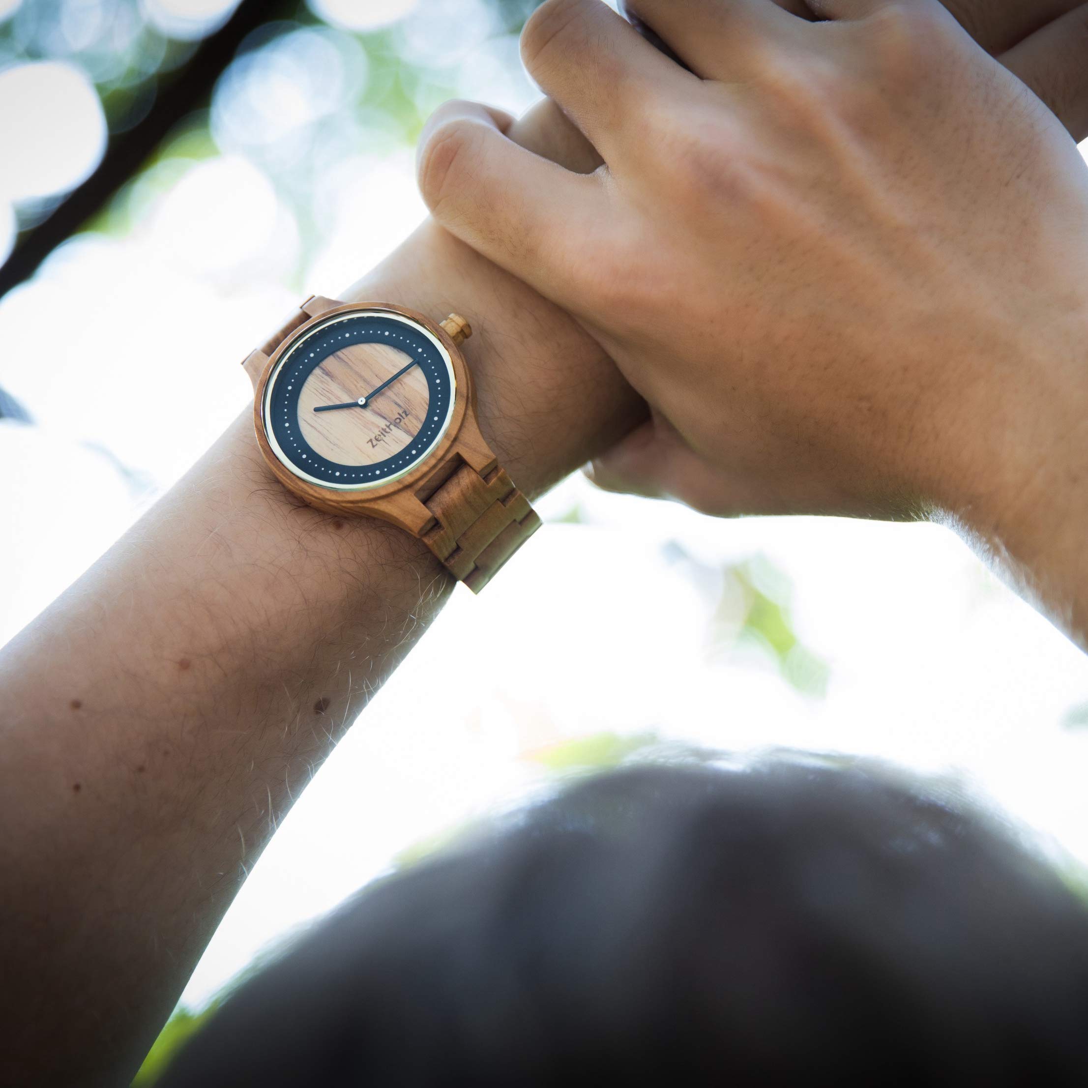 Orologio in Legno da Uomo - Modello Dohma, Fatto a Mano d’ulivo Naturale 100% con Movimento al Quarzo - Orologio con Venature Lignee Analogico Digitale per Lui - Cinturino Regolabile
