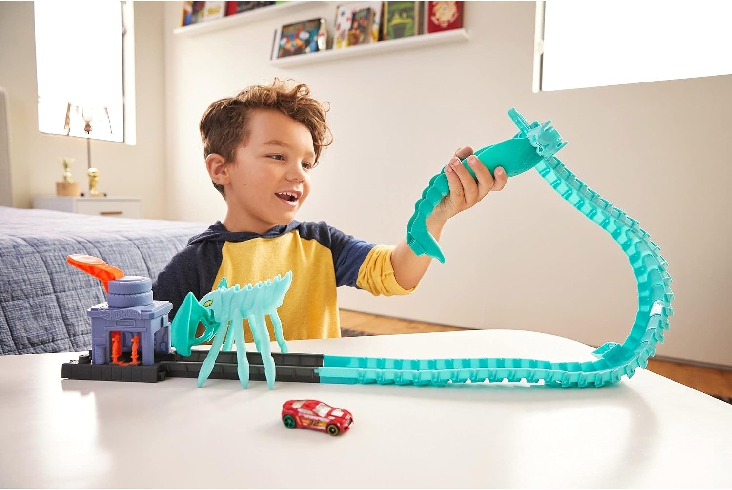 Hot Wheels Toxic Scorpion Attack Play Set for Kids 4 to 8 Years Old with One 1:64 Hot Wheels Car, Nemesis Has Moving Claws Challenge & The Loop Tail Can Unroll into a Straight Track