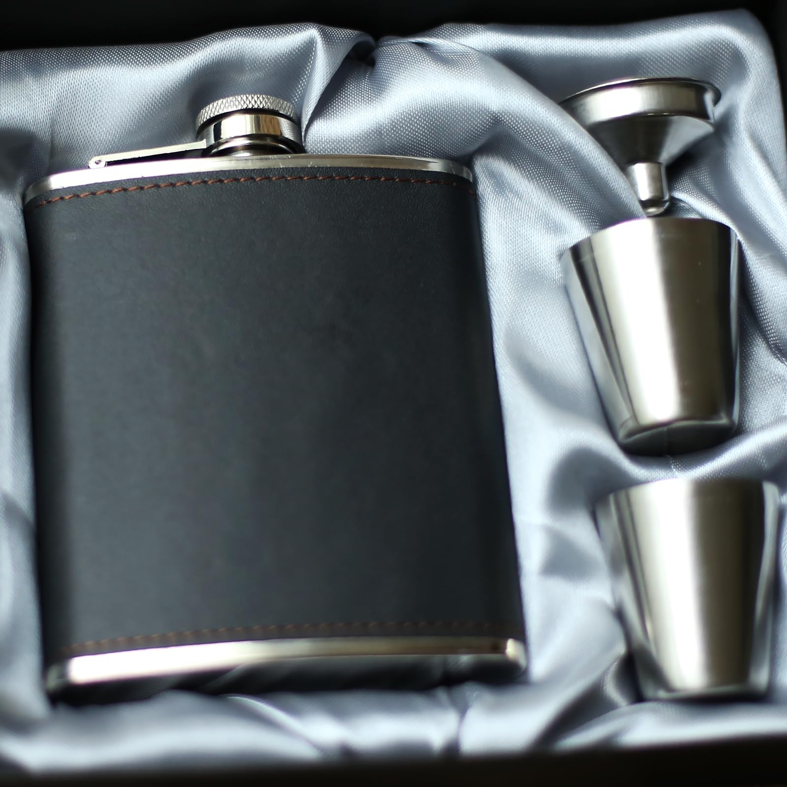 Set fiaschetta con imbuto e 2 bicchieri da vino, capacità 200 ml, per whisky, vino, liquori e liquori, fiaschetta per uomo, padre, nonno, fidanzato e testimone, confezione regalo nera