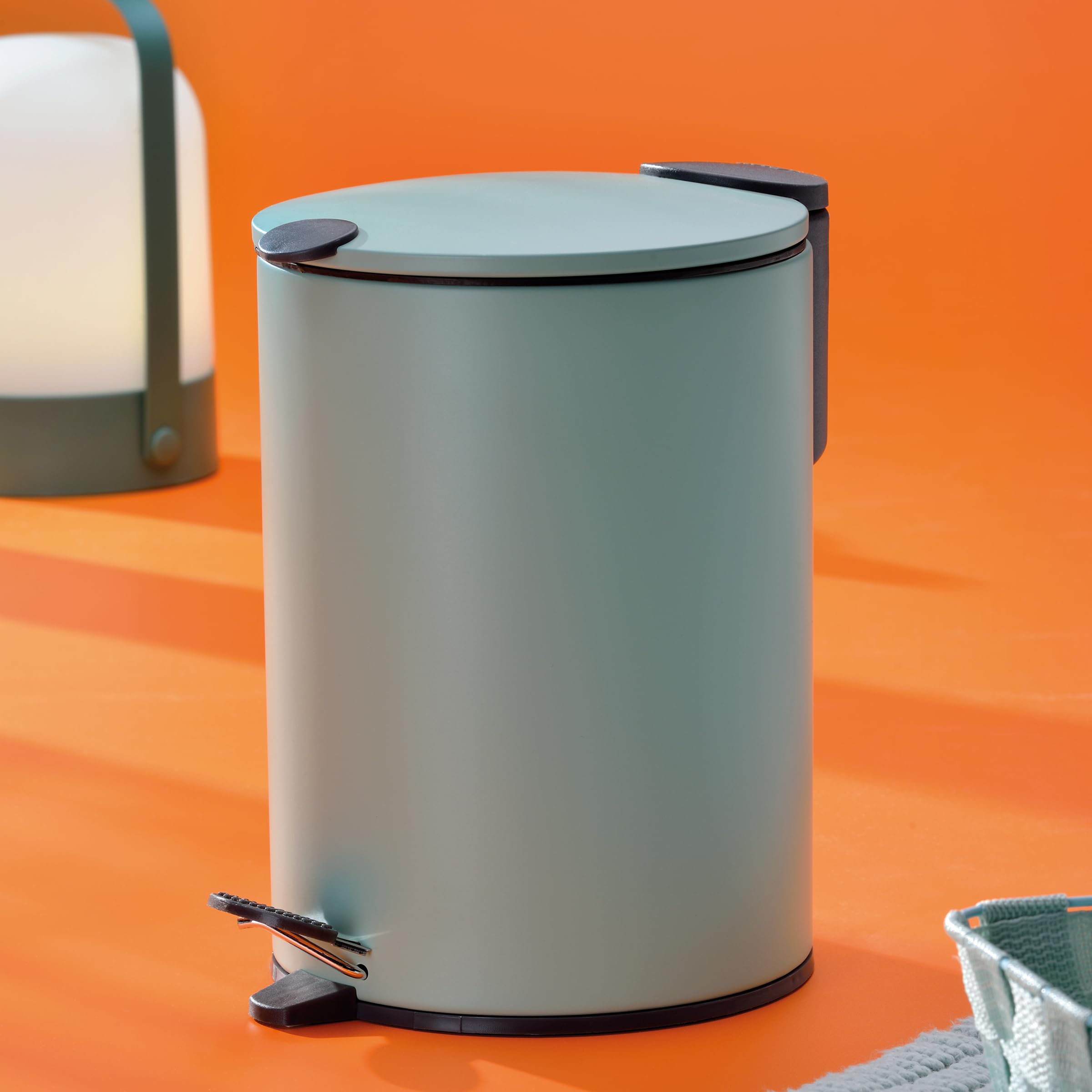 kela Secchio per cosmetici 3 l grigio chiaro opaco, coperchio Silent Close, pattumiera a pedale per bagno MATS, pattumiera da bagno con secchio interno e manici per il trasporto