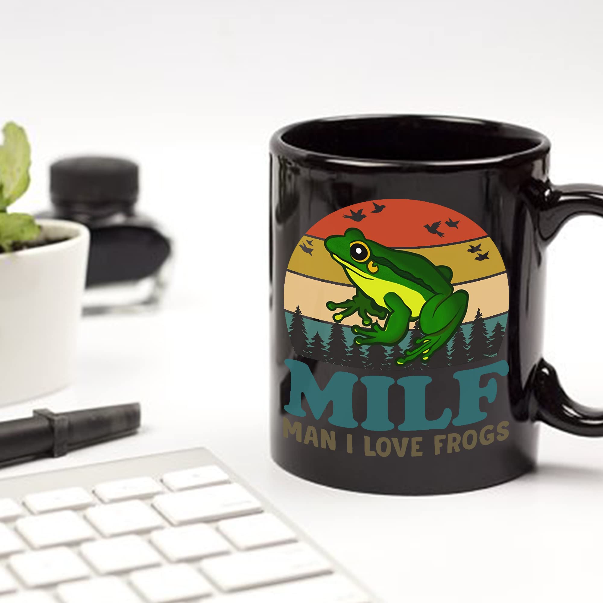 Amazon.com: Funny Saying Frog,趣味動物馬克杯,MILF Man I Love Frogs  復古馬克杯,有趣的諷刺杯,Cottagecore Frog,MILF Meme,送給朋友的禮物,誰愛青蛙(陶瓷,11 盎司) : 居家與廚房