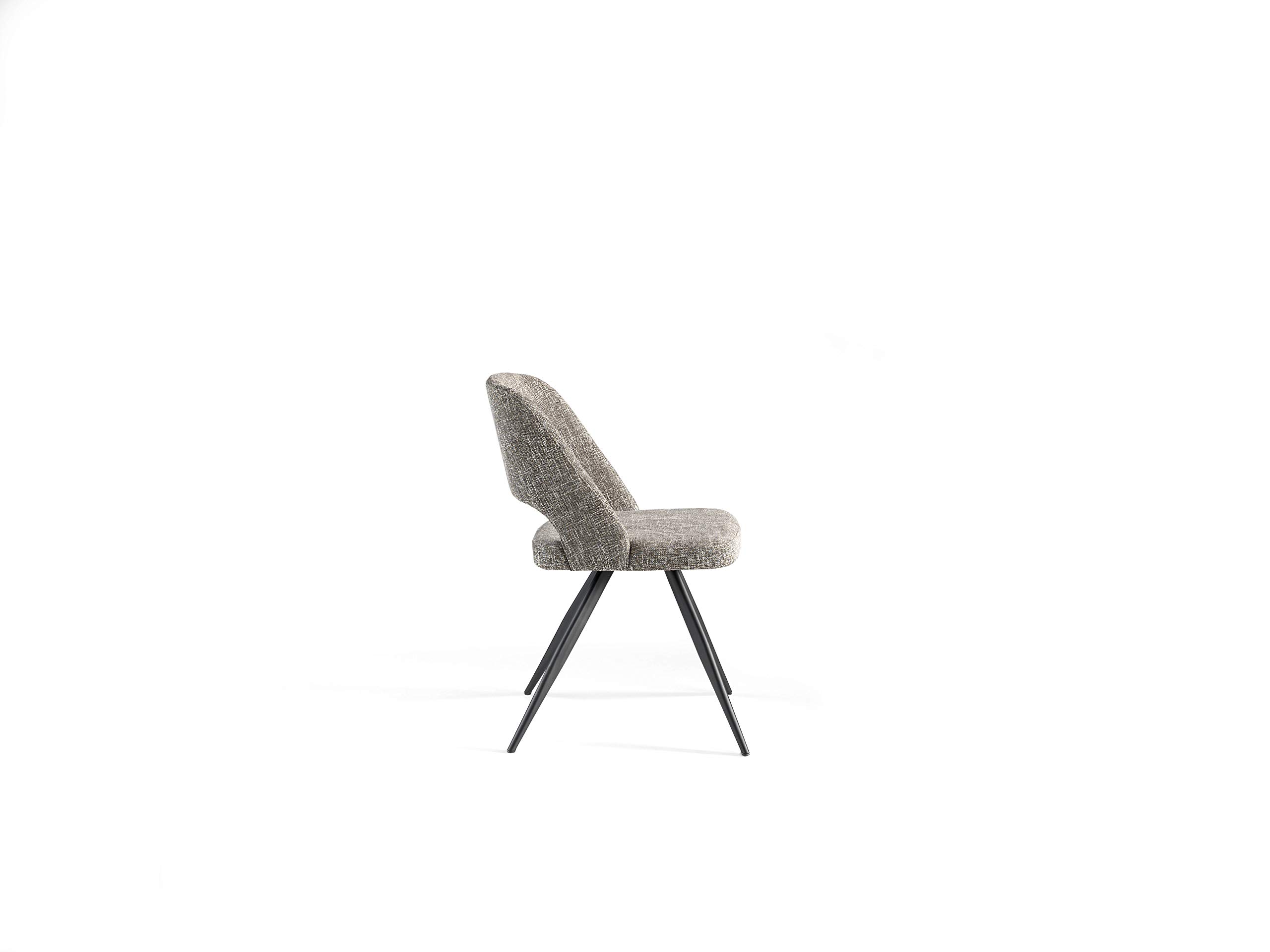 Silla comedor tapizada en tela y estructura de patas en acero epoxi pintado en color negro.