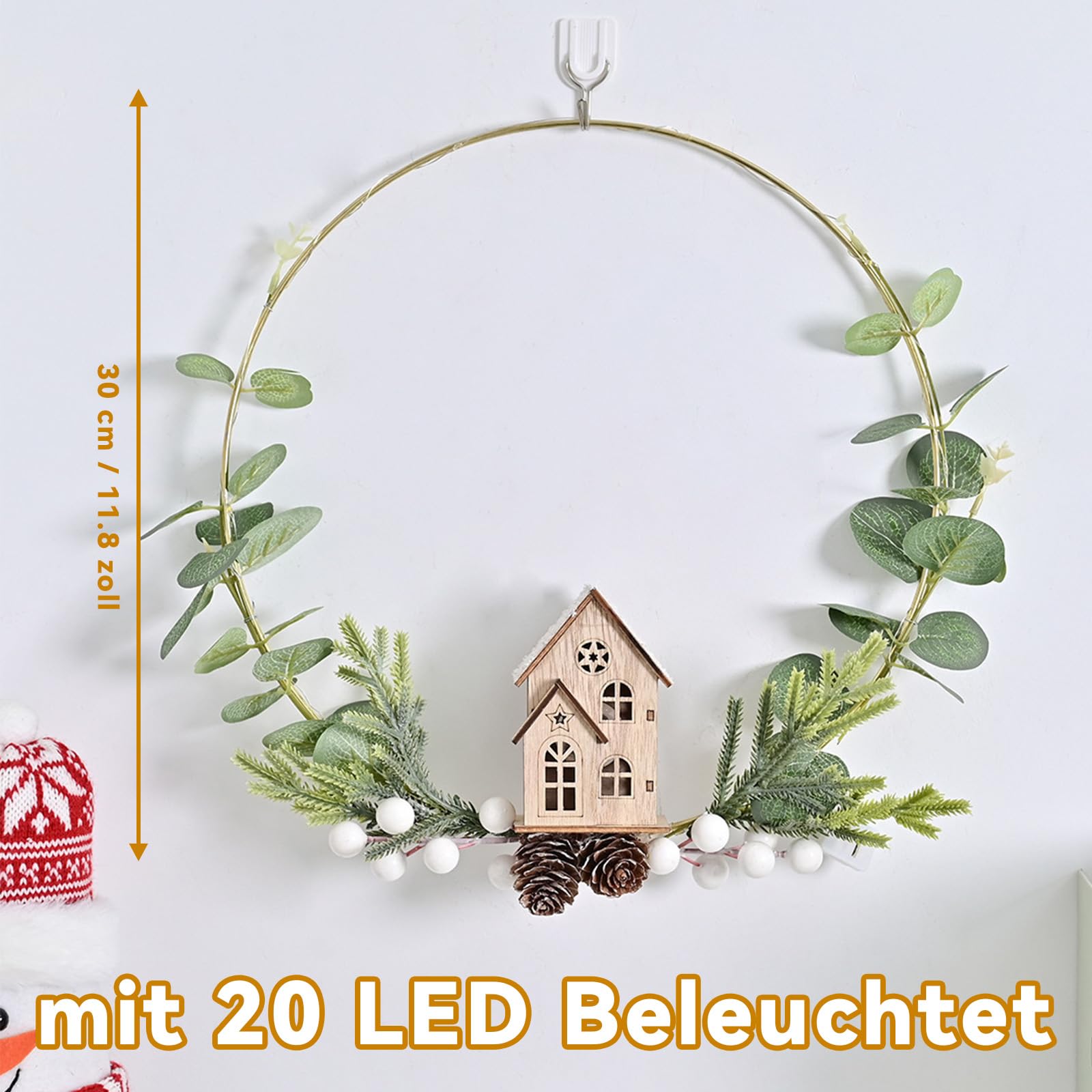 Fensterdeko Weihnachten LED Dekoring mit Holzhaus, Kranz zum Aufhängen Fenster 30cm mit 20 LED Beleuchtet, Deko Weihnachten Hänge Metall Ring mit Kunstblumen, Winter Deko Fenster Deko