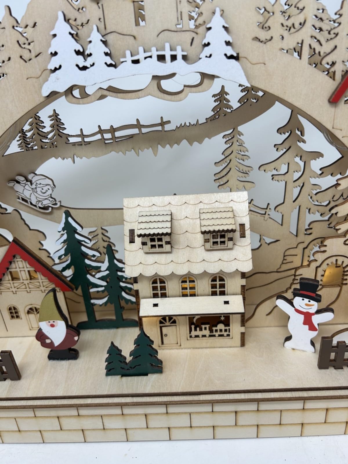 Village de Noël alpin en bois - Décoration de table à LED - 41 cm - Fonctionne sur une minuterie - Fonctionne avec piles
