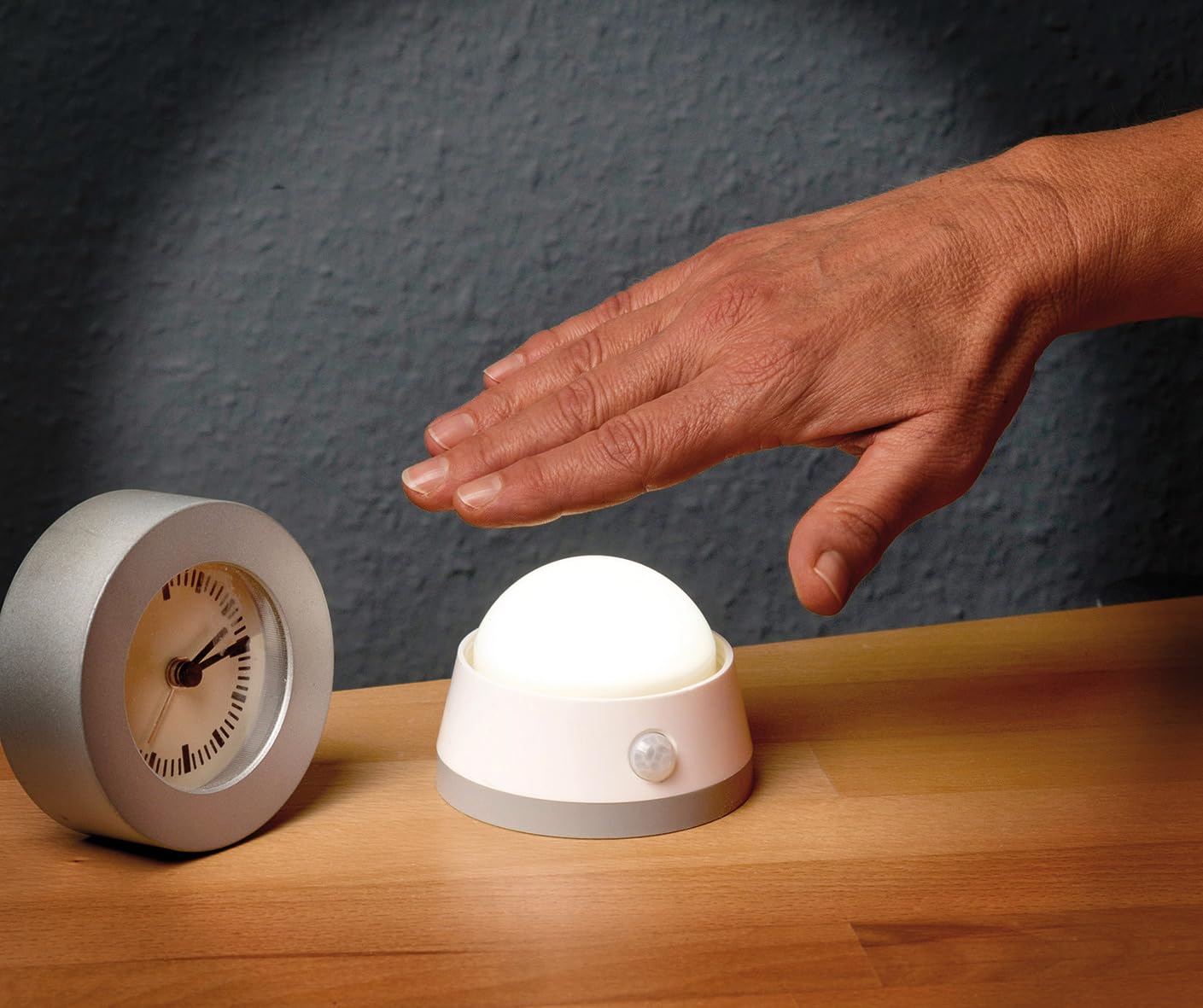 Brennenstuhl Lampka nocna LED na baterie NLB 02 BS z czujnikiem ruchu na promieniowanie podczerwone i wciskanym przelacznikiem 2 LED 60lm 3x AA (w zestawie)