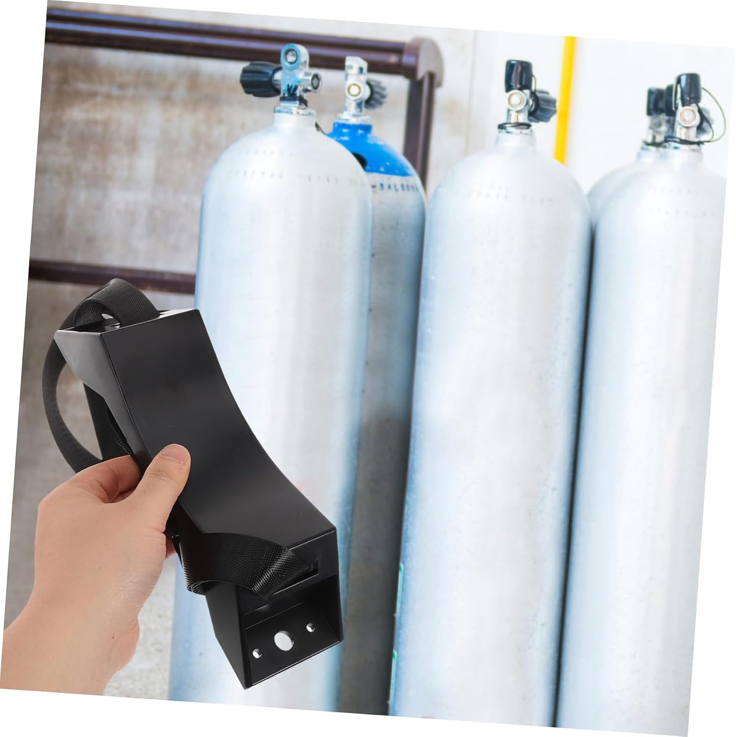 2m Gas Cylinder Fixed -Mounted Holder for Propane Tanks Heavy-Duty Nylon Strap for Secure Vehicle Cargo Versatile and User-Friendly Design
