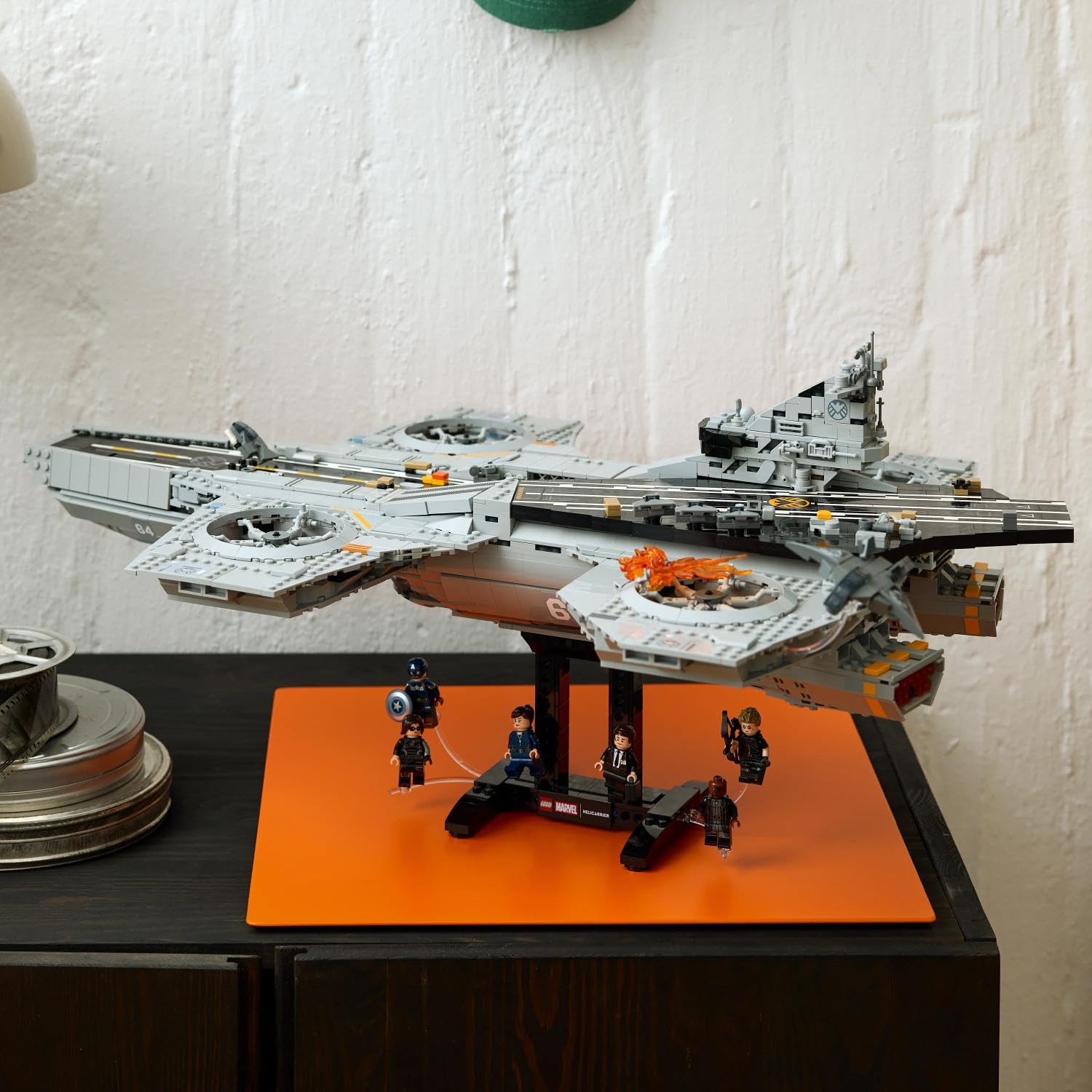 LEGO ǀ Marvel Elivelivolo S.H.I.E.L.D. - Kit di Modellismo per Adulti - 6 Minifigure, tra cui Captain America e Nick Fury - Decorazione per Mensola Fai da Te - Regalo per i Fan degli Avengers - 76354