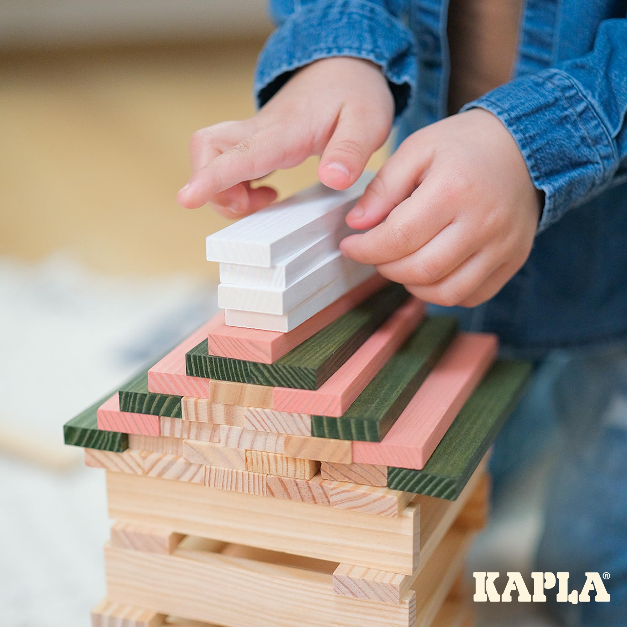 KAPLA Baril Printemps 200 planchettes colorées (Vertes Roses et Blanches), Jeu en Bois, Jeu de Construction, dès 2 Ans