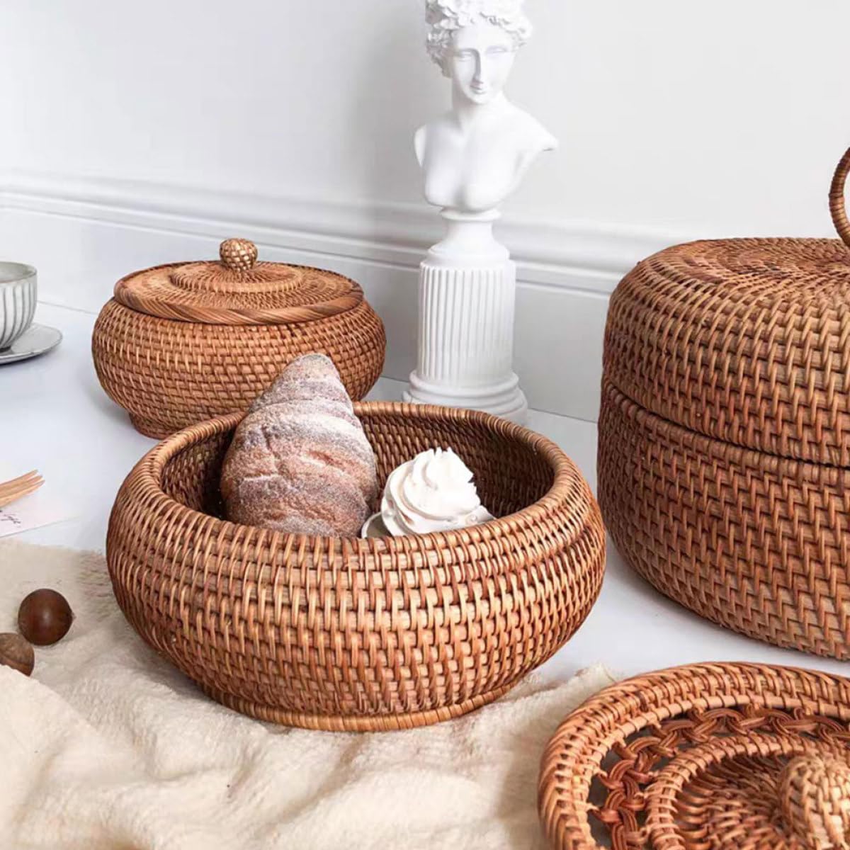 Cestino Portaoggetti Robusto e Funzionale in Rattan Intrecciato Coperchio per Dolci e Snack, per Studio o Regalo di Inaugurazione Casa
