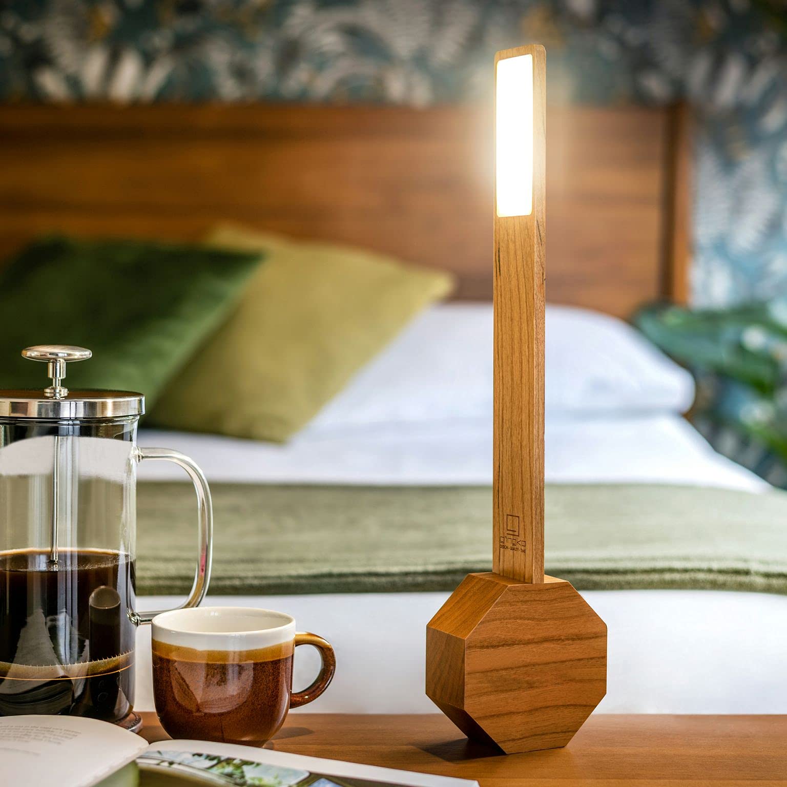 Gingko Octagon One Plus Wiederaufladbare LED Wecker Schreibtischleuchte aus nachhaltigem Naturholz, Kirsche