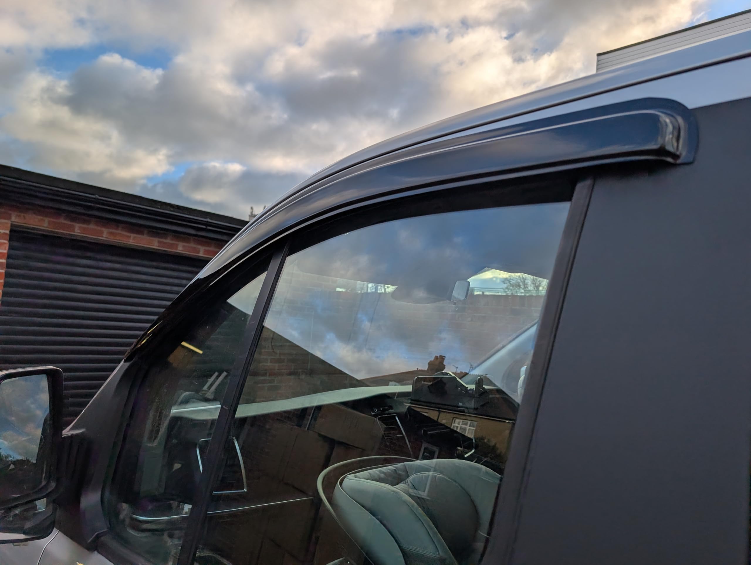 Para adaptarse a: deflectores de viento para Ford Transit Custom 2013 a 2023 – Juego de 2 piezas de ajuste externo, tintados, deflectores adhesivos de alta calidad para conductor y pasajero, reducen
