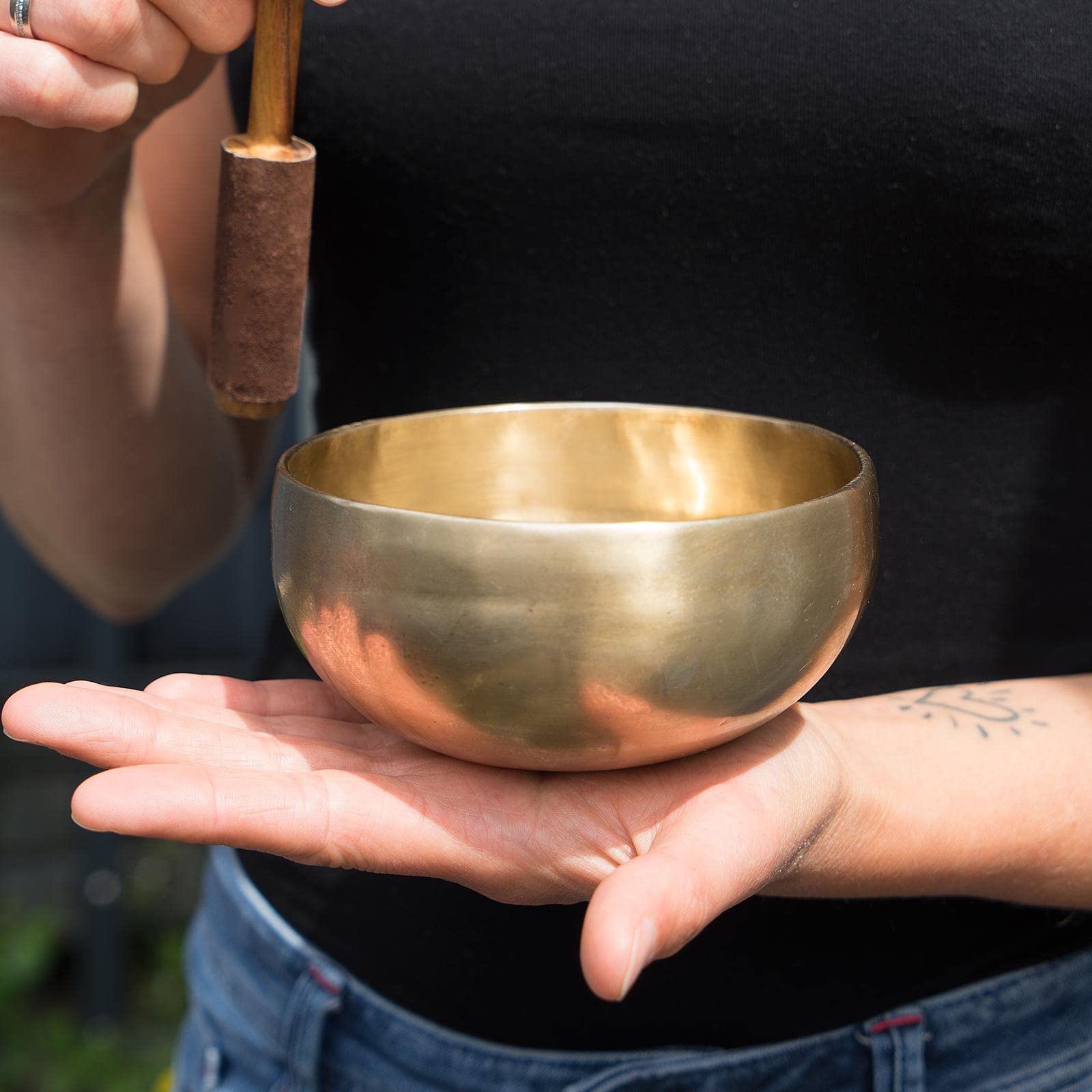Tibetische Klangschale I ca. 400 g I für Achtsamkeit, Yoga, Meditation, Grundschule, Kindergarten I Inkl. Klöppel/Pad I Handgeschmiedet I Fair Trade aus Nepal