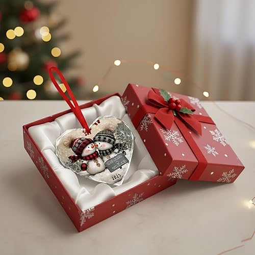 Miniatura 6 de NAZENTI Adorno personalizado para pareja de muñeco de nieve 2025, adornos de Navidad de vidrio personalizados con nombres, decoración navideña para