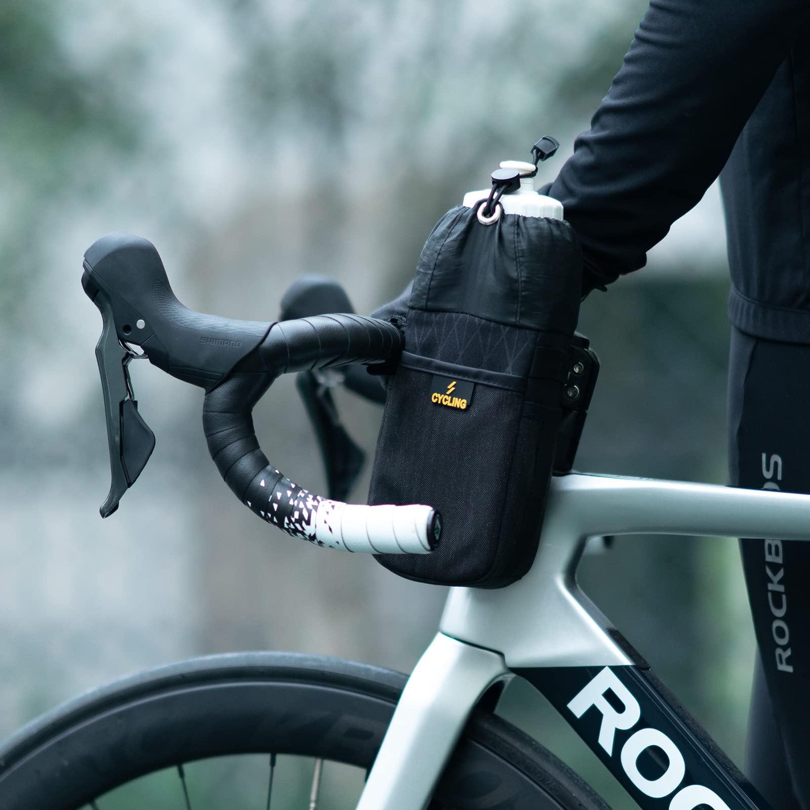 ROCKBROS Portabidón Manillar Bicicleta 1L, Bolsa de Botella de Agua Universal Portabotellas para MTB Ciclismo Cochechito | Instalación sencilla sin tornillos, apto para botellas y latas, estructura fija estable, compatible con MTB