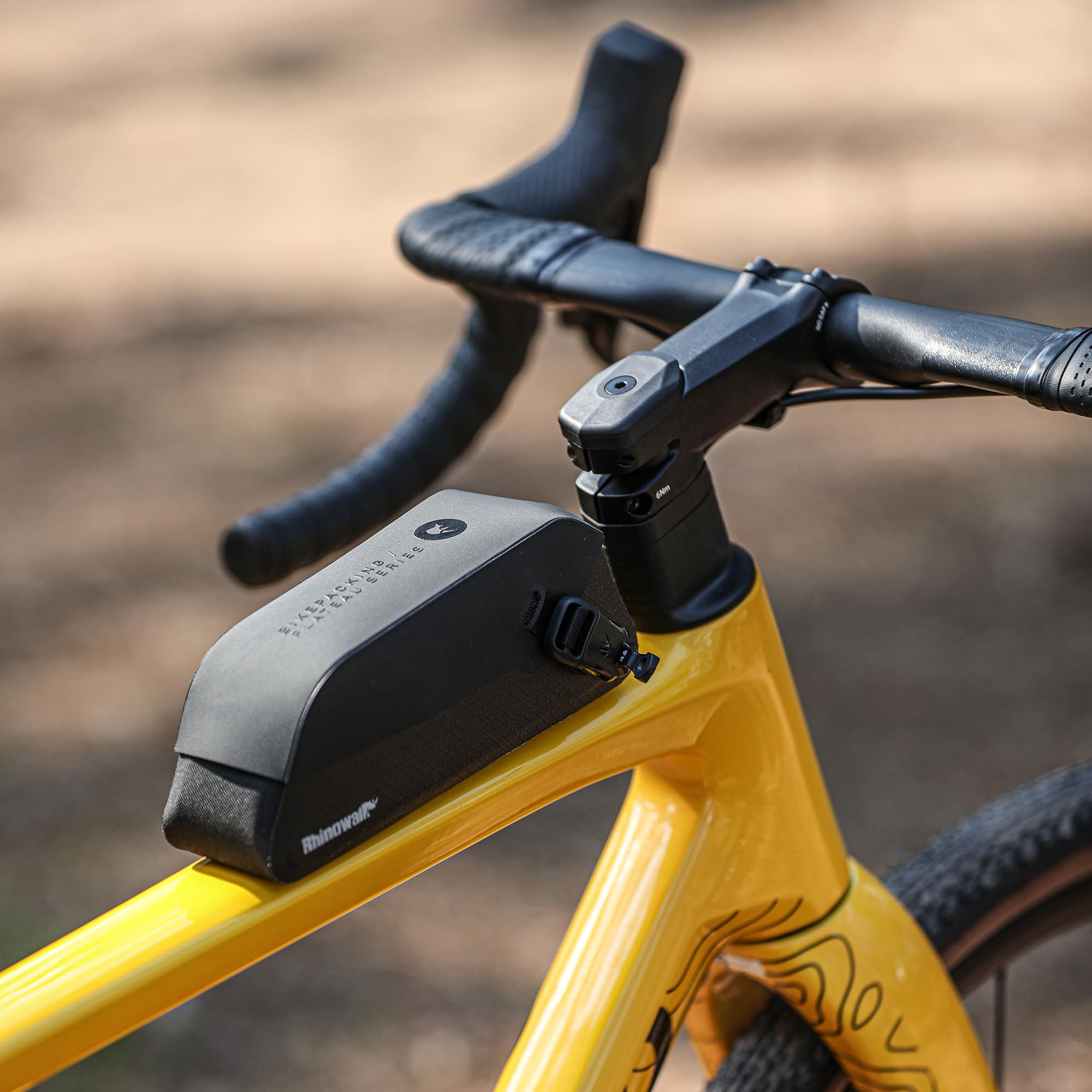 Sac Tube Supérieur Vélo Étanche avec Rabat Magnétique Sac Cadre Vélo Triangle pour VTT Route Gravel Bikepacking Accessoires Noir0.6L