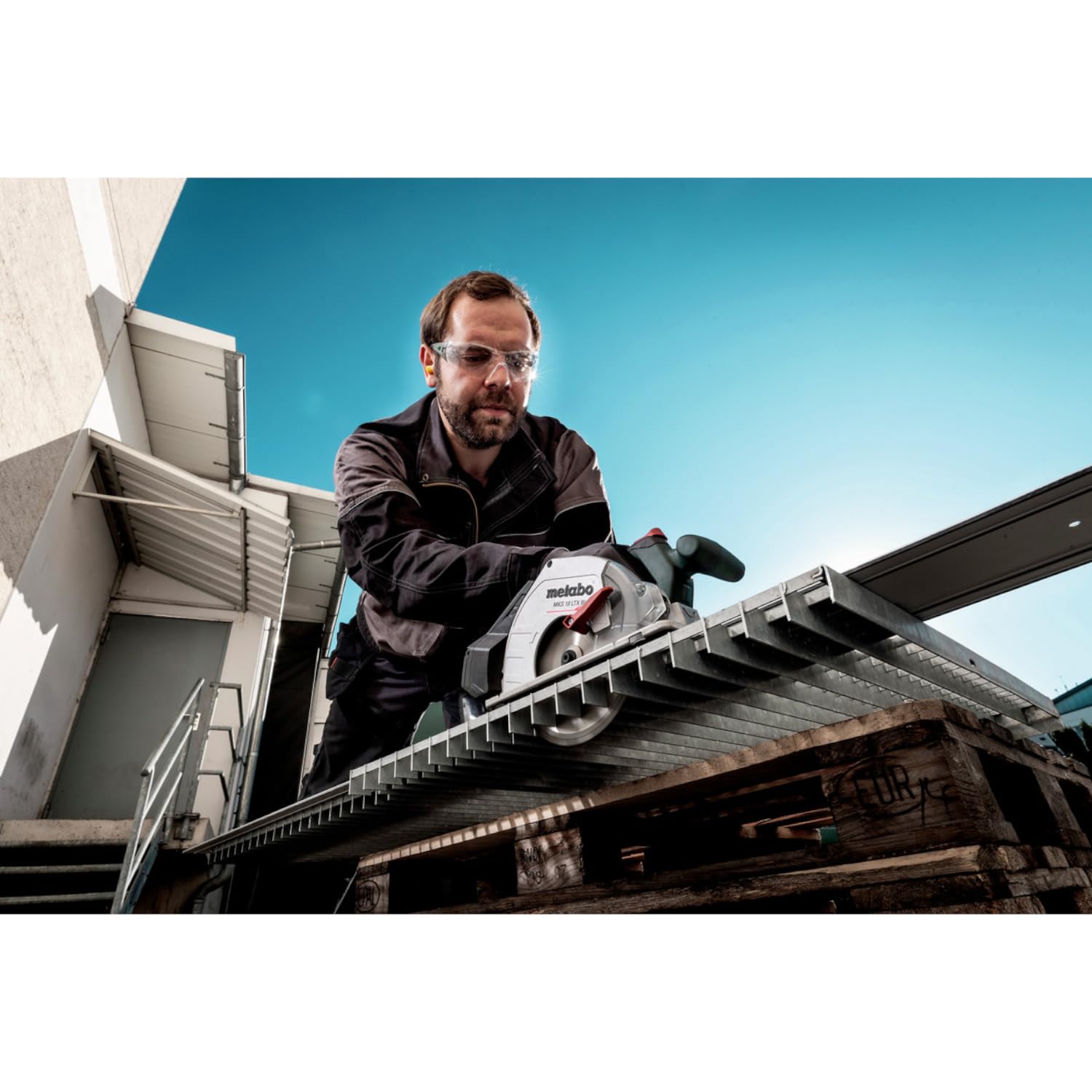 Metabo MKS 18 LTX BL 58 ręczna pilarka tarczowa – w zestawie metaBOX 340 (napięcie akumulatora 18 V, głębokość cięcia 0 – 58 mm, waga 2,8 kg, prędkość obrotowa biegu jałowego 3600/min) 600773840