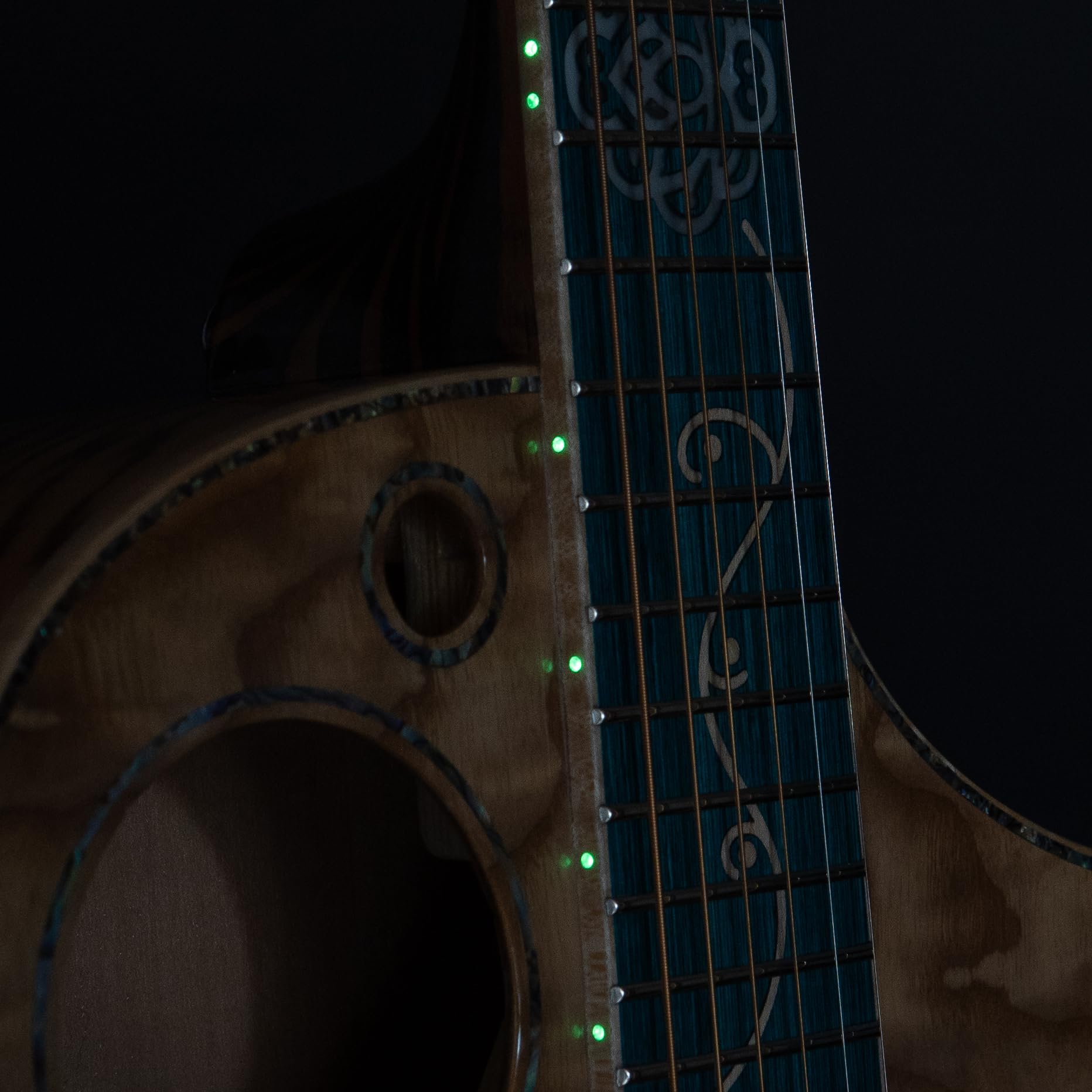Lindo Earth Slim Body Electro gitara akustyczna, figurowy popiół Tamo i płaski zebrano, przedwzmacniacz/tuner BS3M z podwójnym gniazdem, wyjściem XLR, podstrunnica i mostek (struny nylonowe)
