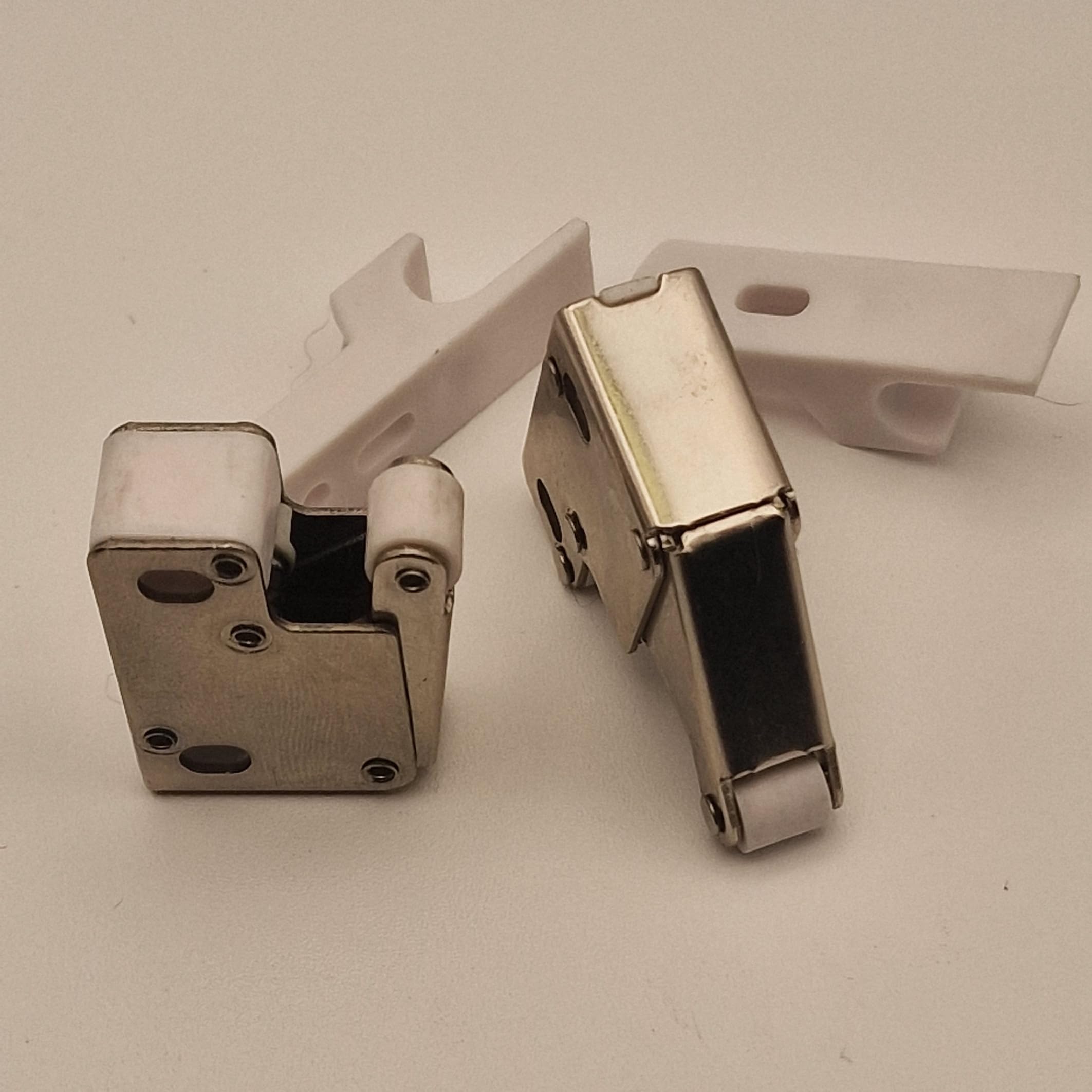 Kit Completo Push Pull per Botole Ispezione, Mini Latch L001C + Clip a Gancio ABS, Meccanismo Apertura a Pressione Senza Maniglia, Telaio Cartongesso Sportelli - 2 mini chiavistelli e 2 snap a gancio