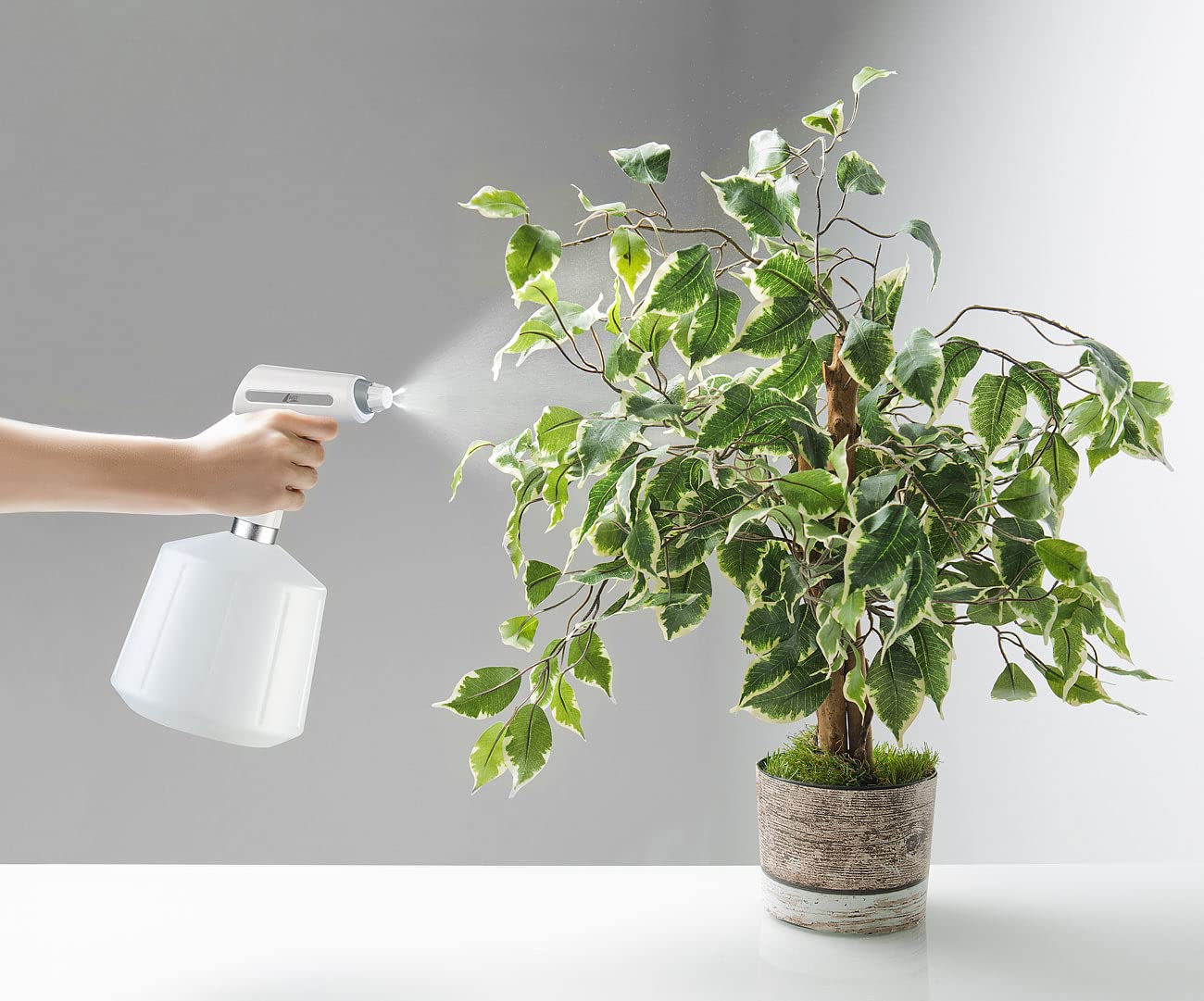 AGT Akku Sprühflasche: 2er-Set Akku-Pump-Drucksprüher mit Einstell-Düse, je 1,5 Liter (Sprayflasche, automatischer Wassersprüher, Kühl)