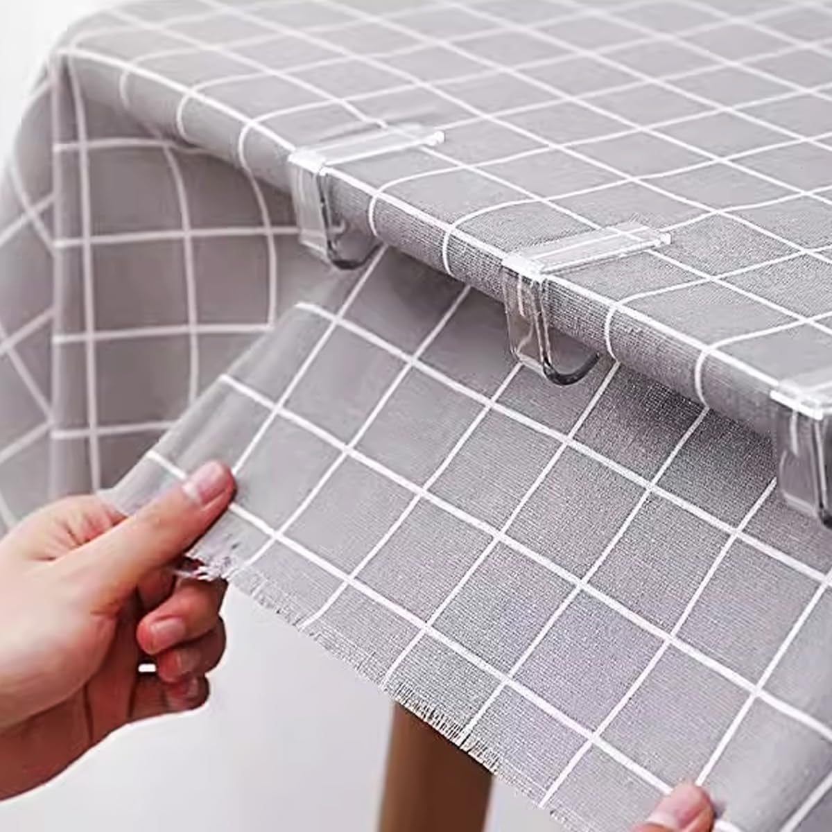 ROYHOO 72PCS Transparent Clear Tablecloth Clips, Plastic Table Cloth Clips，Windproof Table Cover Holder Clamps，Table Cloth Holder for Christmas Home Wedding Party Indoor Outdoor Camping Picnic (72)