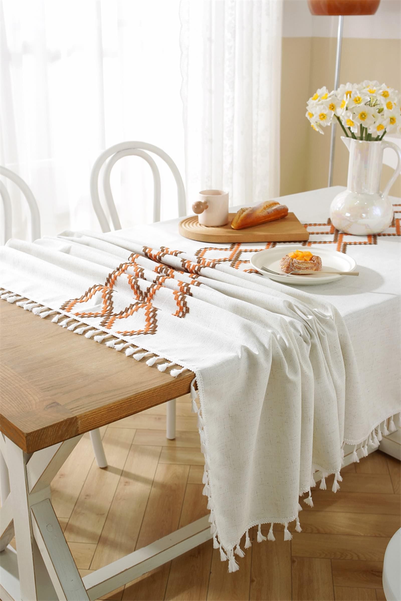 Tischtuch Rechteckig 140x180 cm, Polyester Leinen Tischdecke Abwaschbar Stickerei Raute mit Quasten Tischwäsche für Wohnzimmer, Esszimmer, Balkon, Garten, Beige Orange