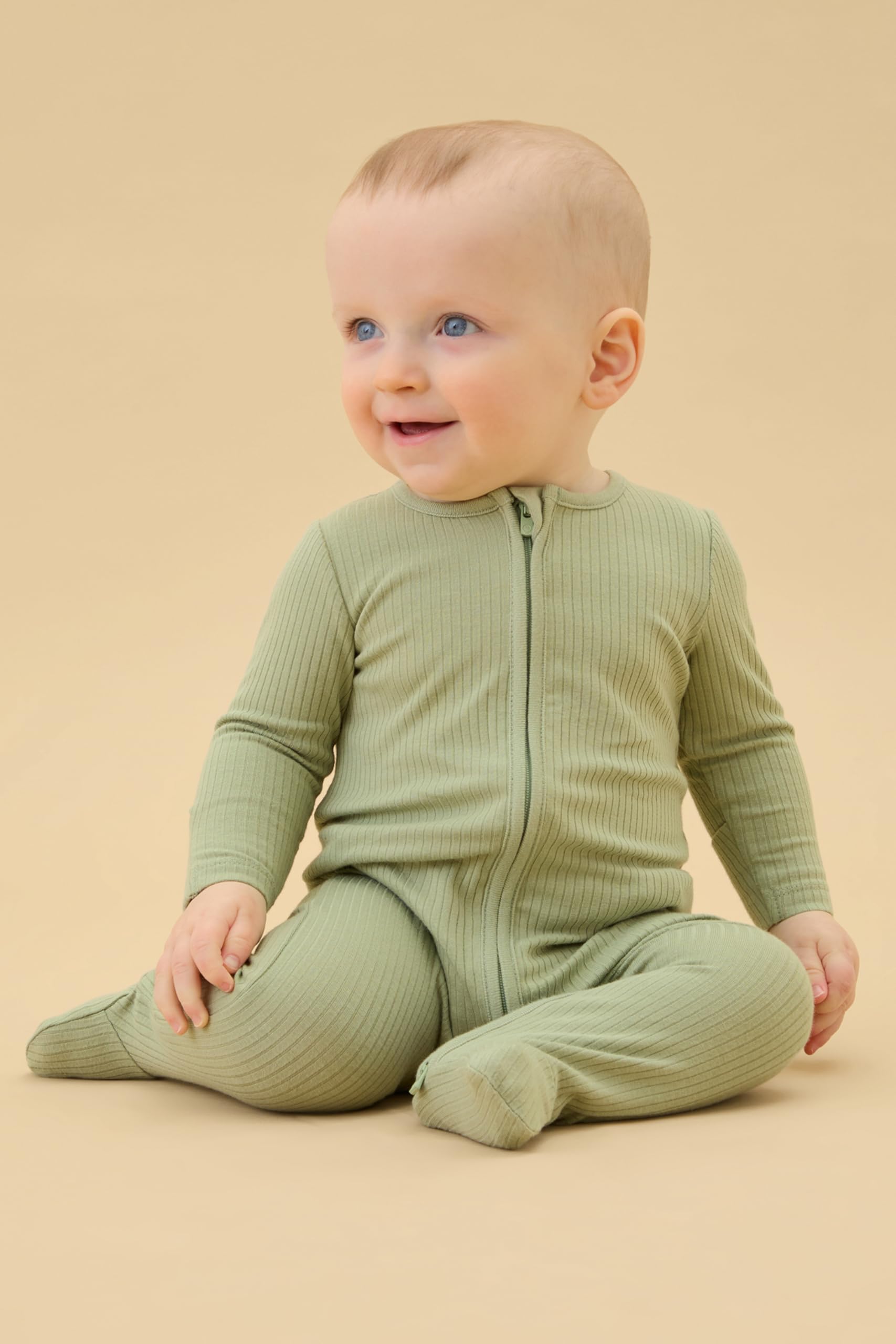 MORI Pijama unisex de canalé con cremallera bidireccional para bebé en color salvia - Ropa de dormir cómoda de bambú y algodón orgánico - Pijama para niños pequeños con diseño de pies - 12-18 meses
