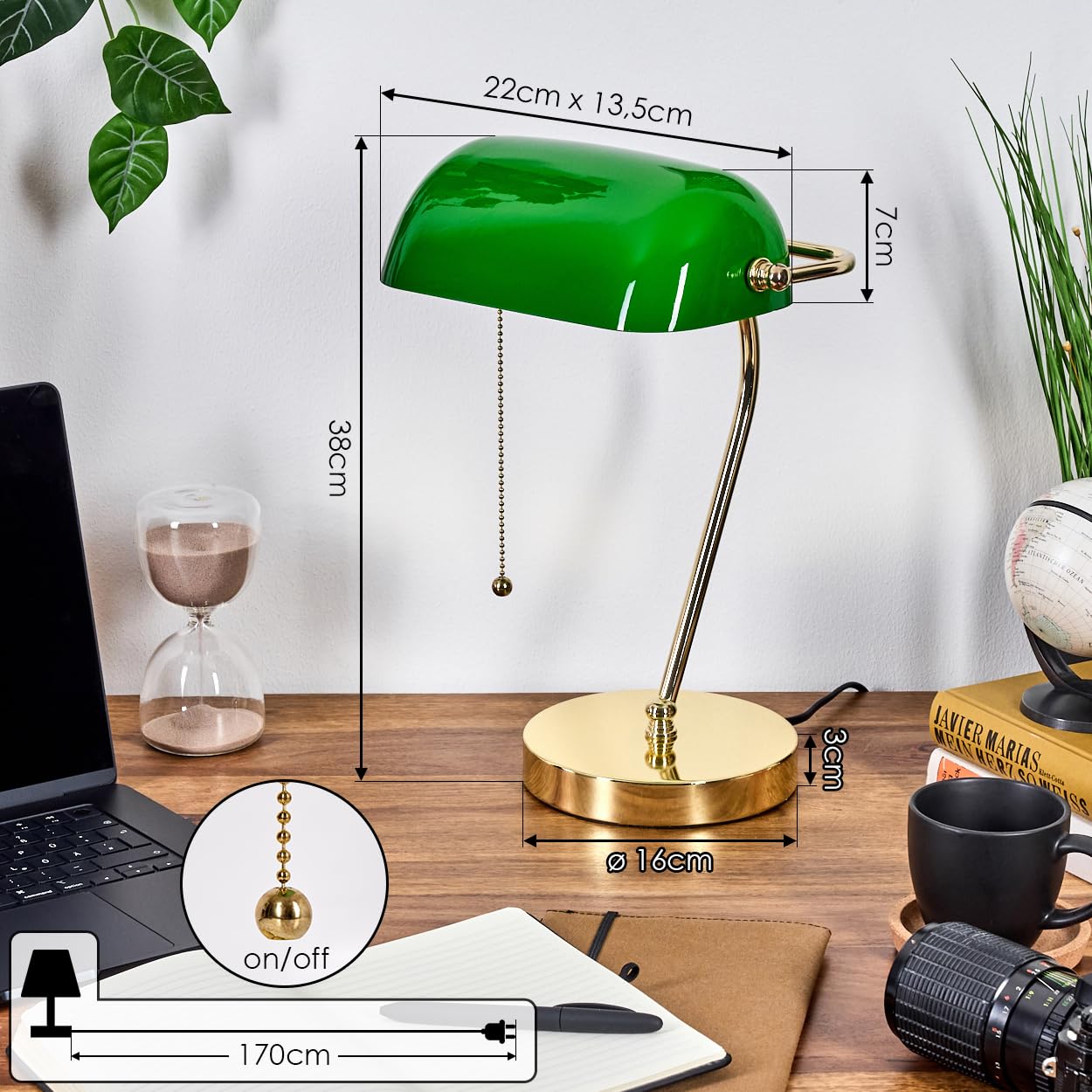 HOFSTEIN Tischleuchte Tremoceira, Tischlampe aus Metall/Glas in Messing/Grün/Weiß, traditionelle Bankerlampe, Schreibtischlampe für Büros im Retro/Vintage-Design mit Zugnschnur, Höhe 38 cm, 1 x E27
