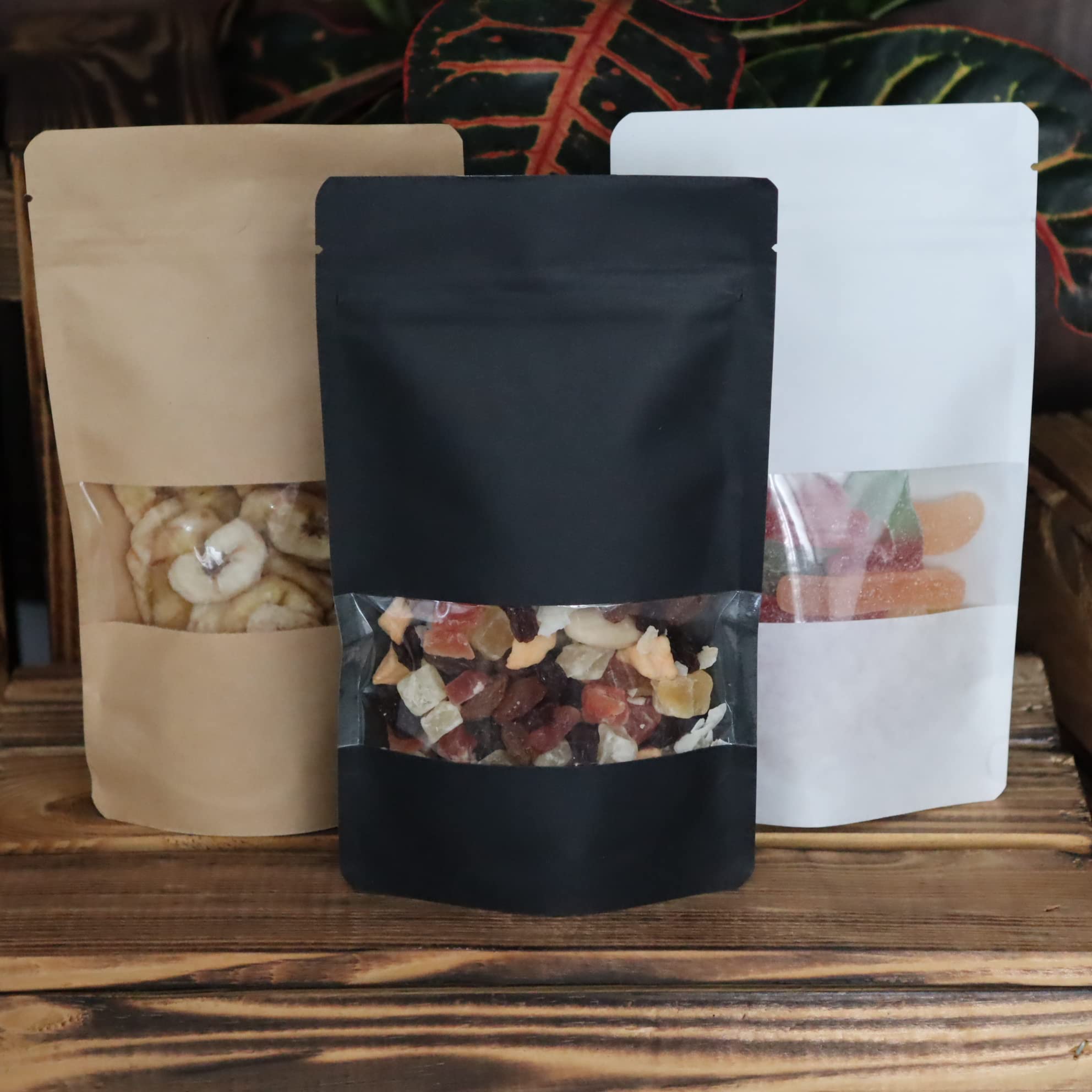 Lacers Standbodenbeutel aus Kraftpapier mit SICHTFENSTER in versch. Farben, Nachhaltig, ALU-Frei, Druckverschluss, hohe Barriere-Eigenschaft (100, Schwarz, 2000ml)