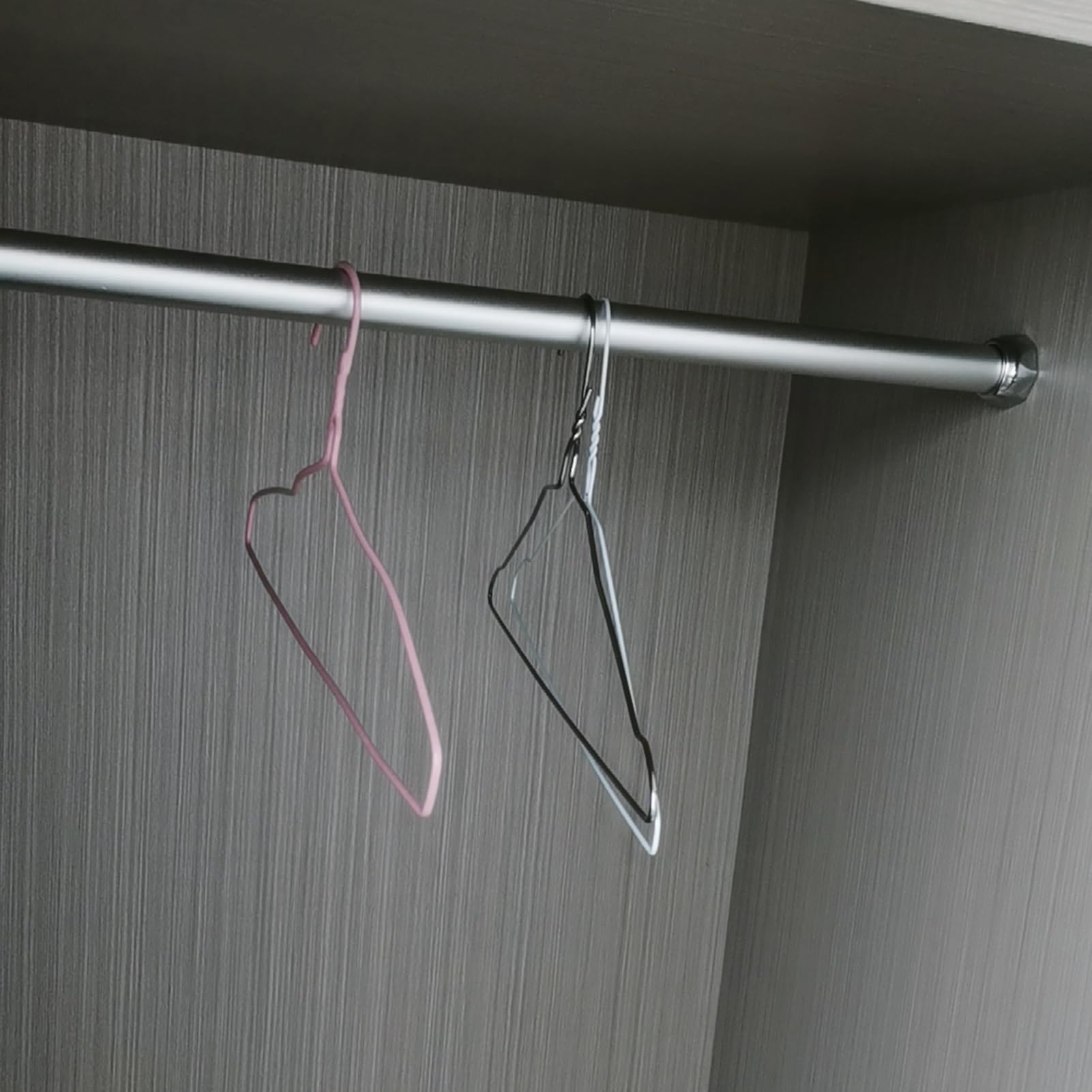 Asta Appendiabiti per Armadio Asta Appendiabiti Robusta da 10 - 170cm, Asta di Tensione in Lega di Alluminio Personalizzabile con Viti, Asta Appendiabiti per Appendere Vestiti/ Pantaloni(Silver,90cm/3