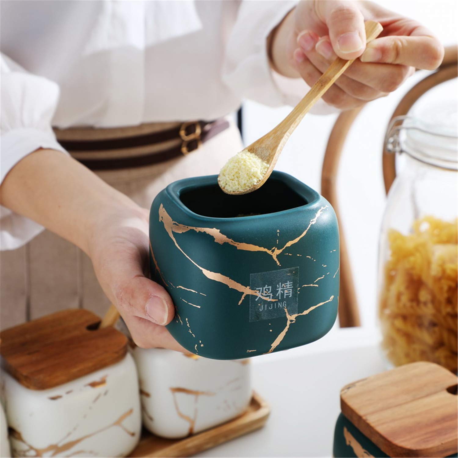 Set di contenitori per sale e zucchero, utensili da cucina in ceramica, ogni barattolo ha un volume di circa 340 g, 3 zuccheriere in marmo con coperchio e cucchiaio da portata, vassoio in legno bianco
