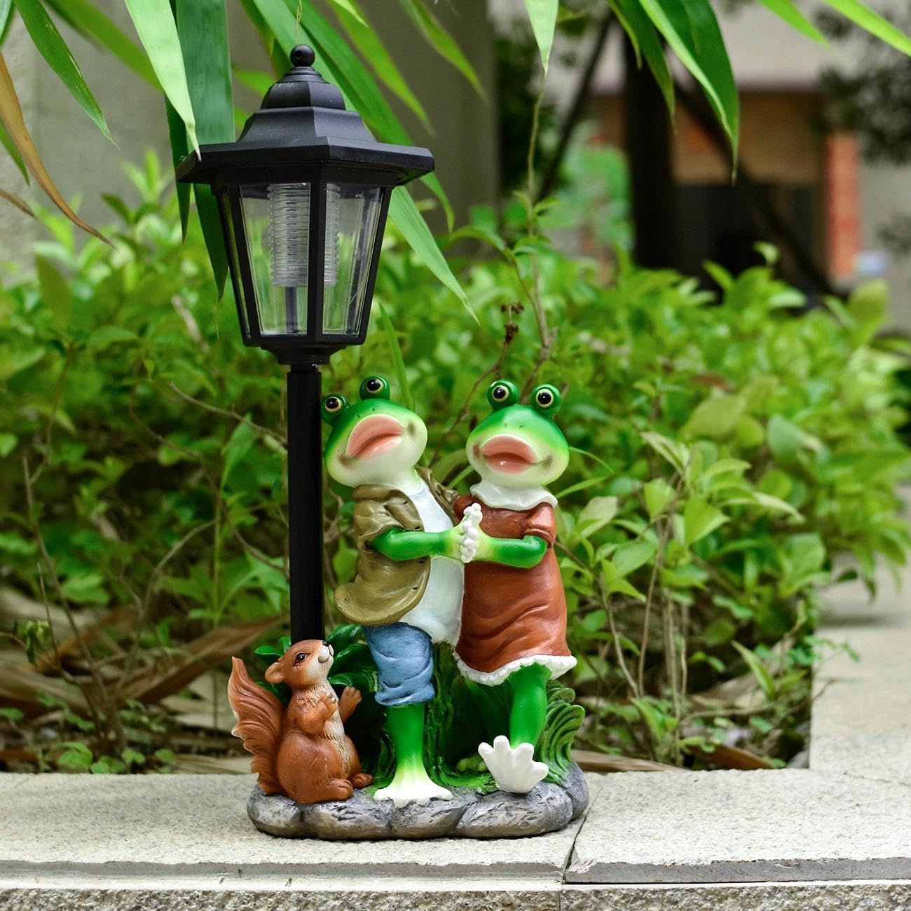 Solar Garden Outdoor Squirrel and Frog Couple Dances in Grass with Lights, Outdoor Terrace Decorations for Patio Yard Lawn Walkway Ornaments Gifts for Mom Grandma Birthday