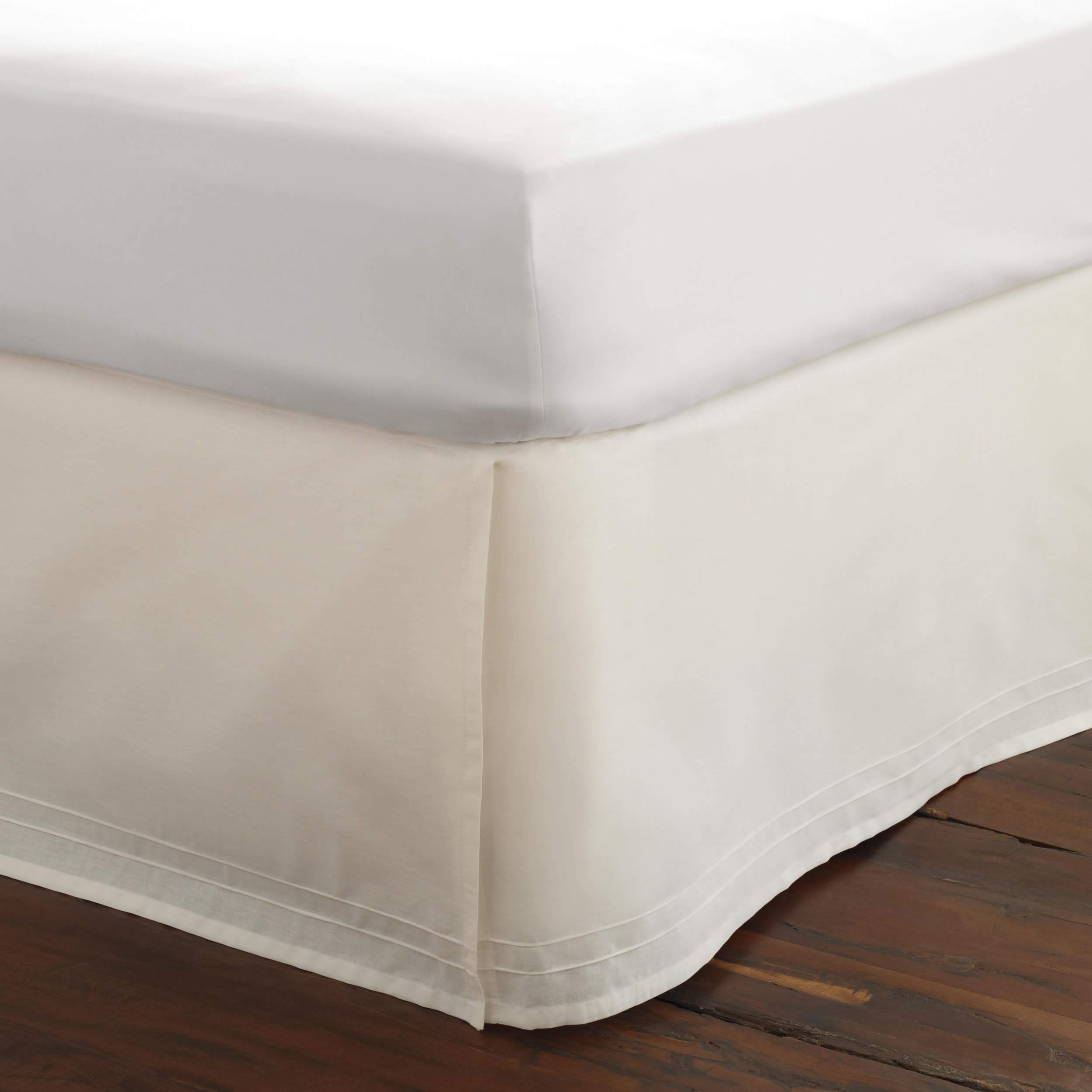 Laura Ashley | Solid Collection | Luxury Premium Hotel Quality Bedskirt, Easy Fit, Anti Wrinkle & Fade Resistant, Stylish Design for Home Décor, Twin, White