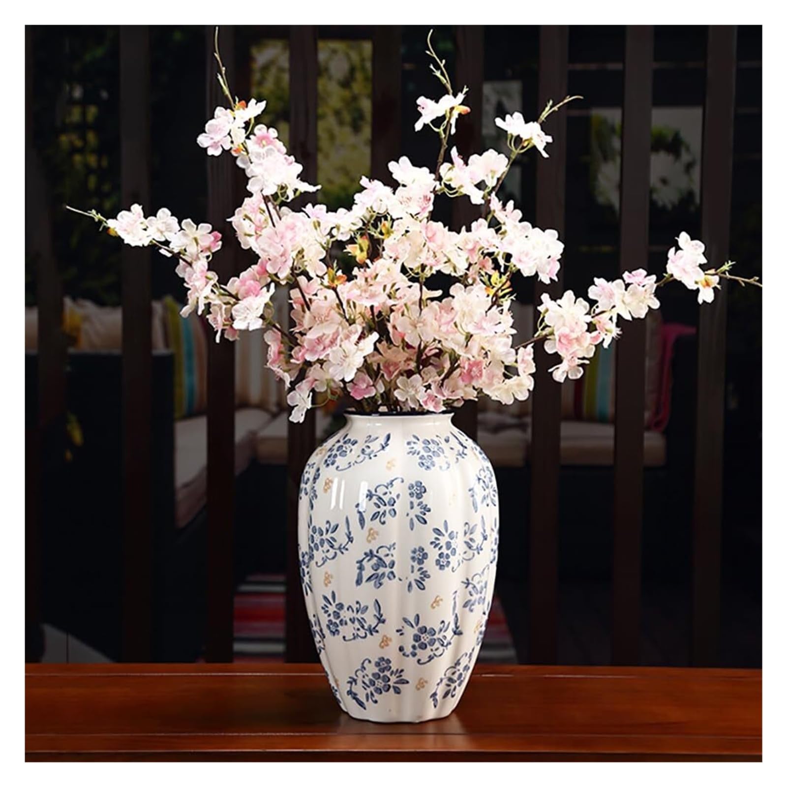 Vase Chinoiserie bleu et blanc céramique vintage pour embellir une étagère vide avec élégance