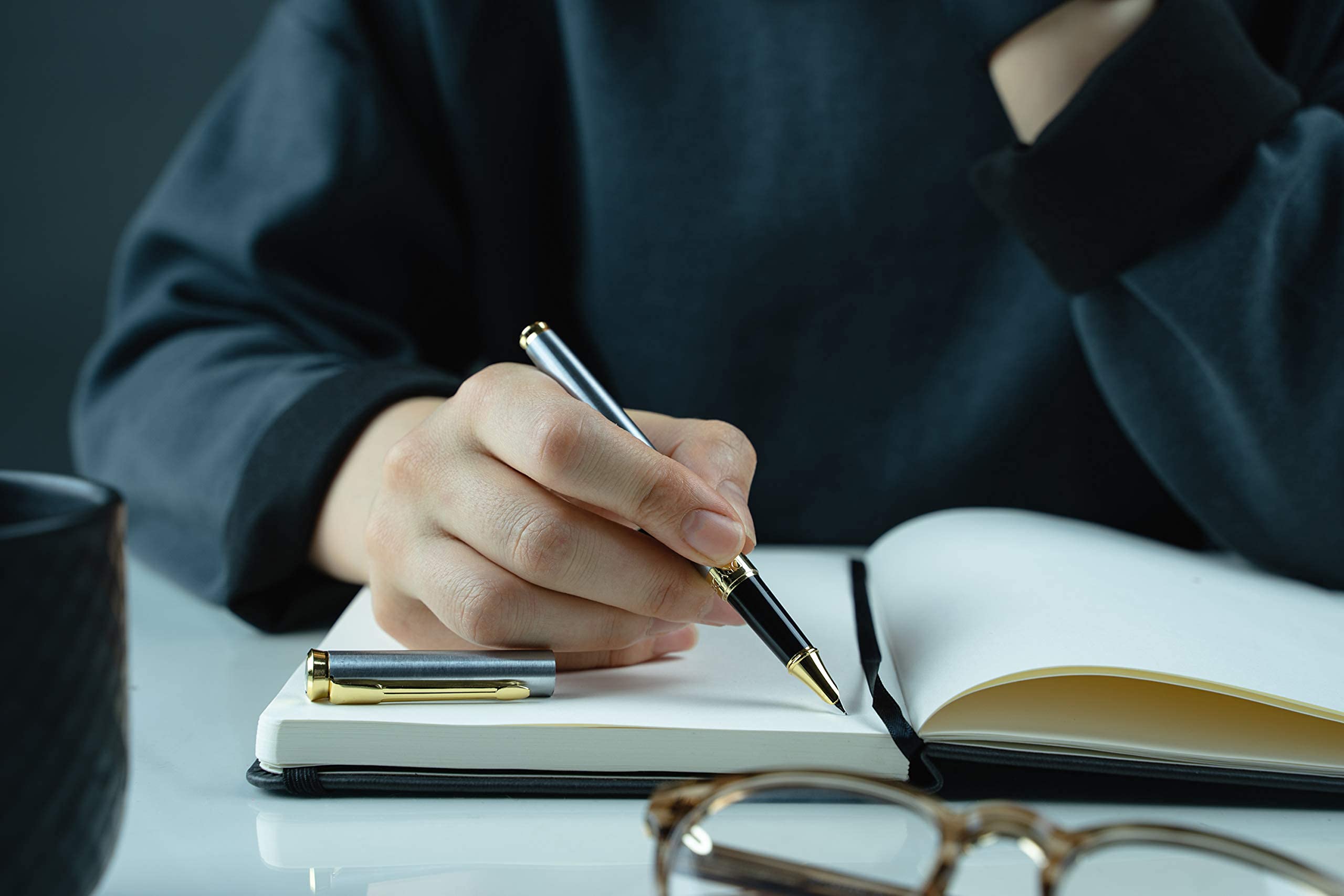 Dryden Designs Pióro wieczne z cienką stalówką, zawiera 24 wkłady atramentowe, 12 czarnych i 12 niebieskich, srebrnych – eleganckie i gładkie pisanie z cienką stalówką i konwerterami atramentu