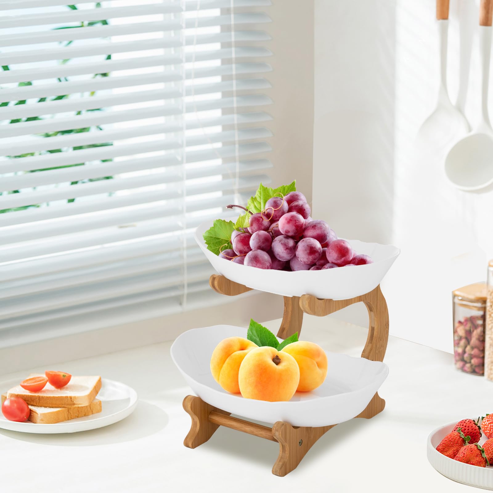 Alzata per frutta, in ceramica, a 2 piani, in porcellana con supporto in bambù naturale, per cene, tavoli da pranzo, matrimoni, feste di compleanno, snack buffet (bianco)
